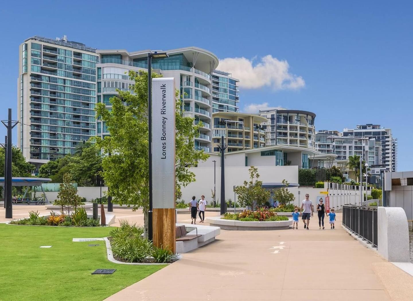 Luxe Portside With River Views, Parking & Study