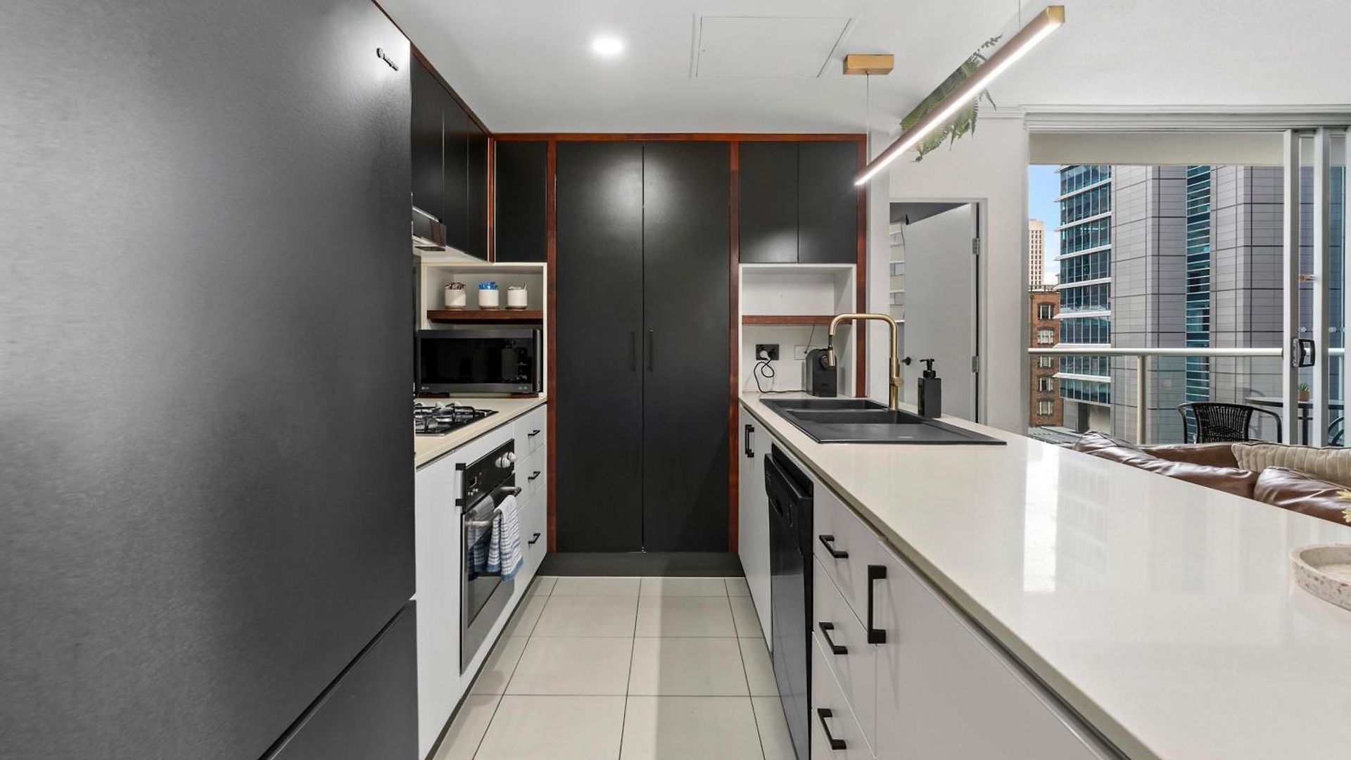 Apartment Bright & Cozy 2br With Pool, Gym, Wifi & Parking *
