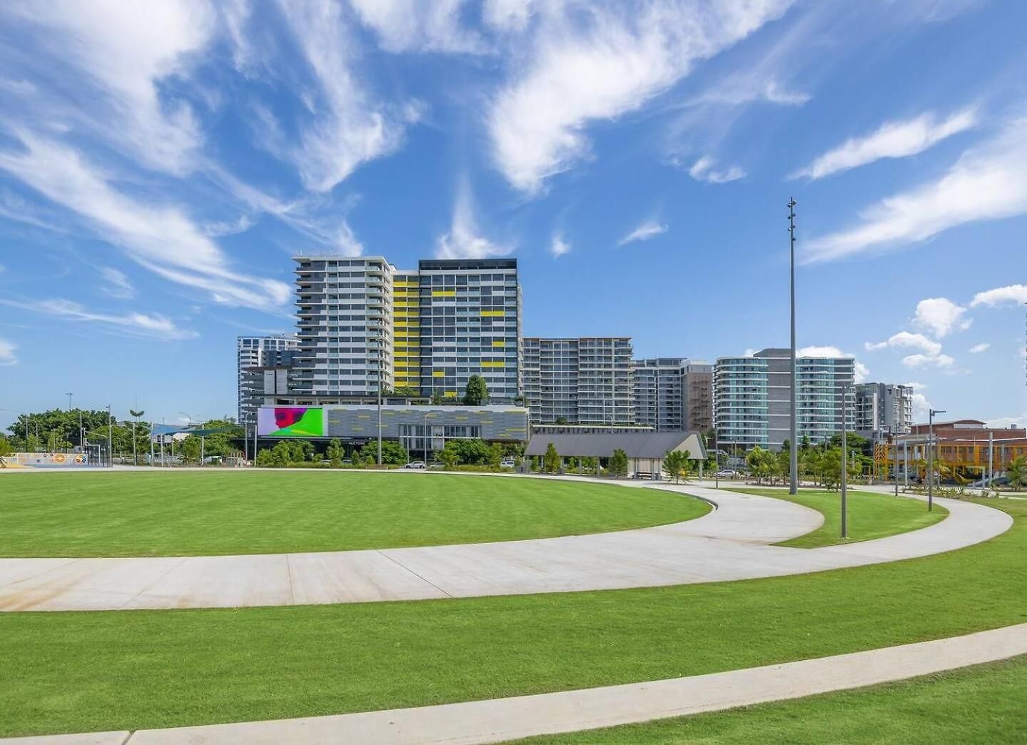 Luxe Portside With River Views, Parking & Study Apartment