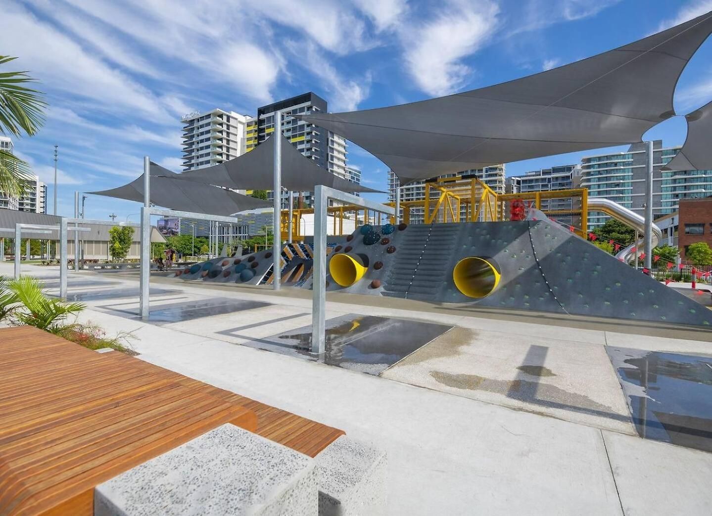 Apartment Luxe Portside With River Views, Parking & Study *