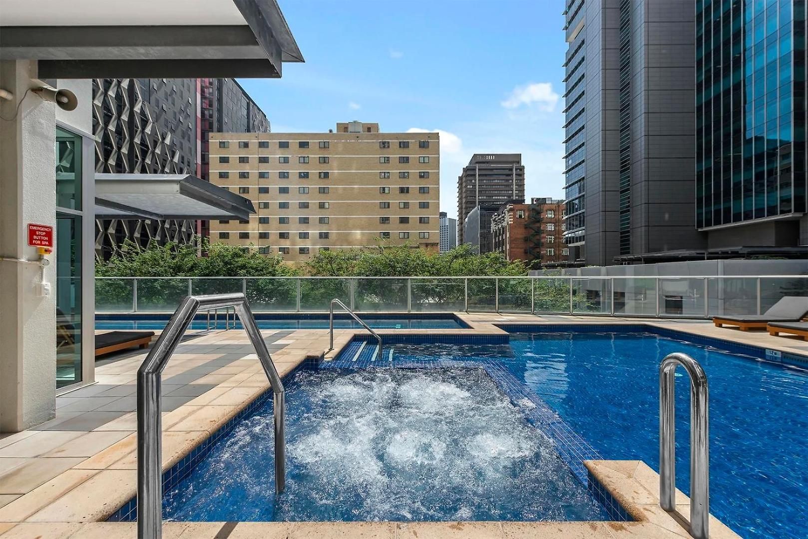 Bright & Cozy 2br With Pool, Gym, Wifi & Parking * Brisbane