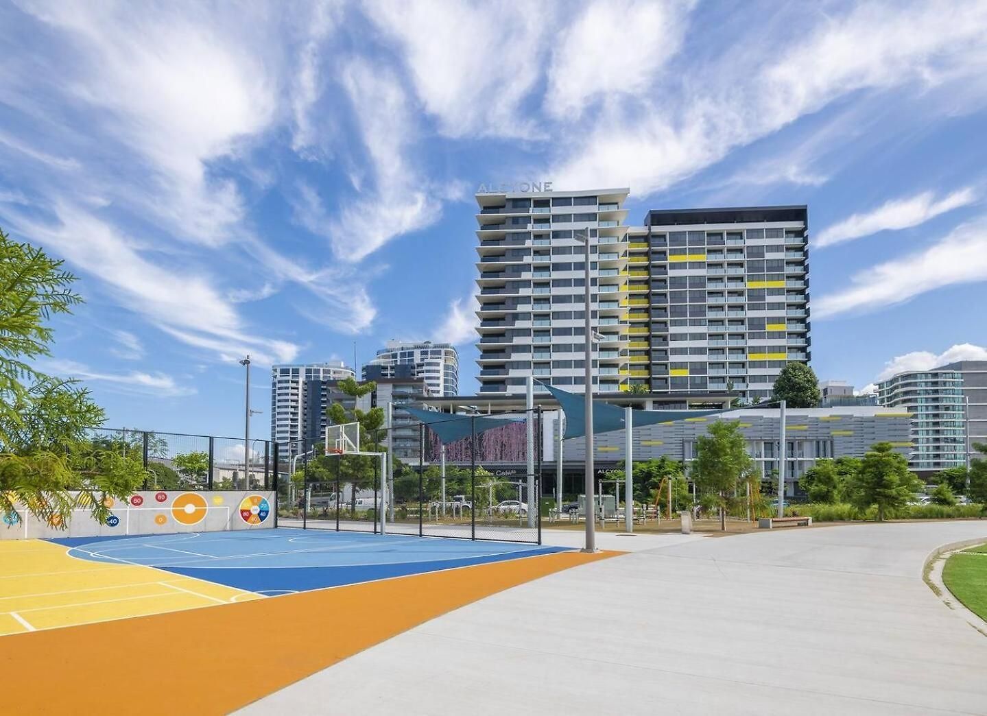 Luxe Portside With River Views, Parking & Study Apartment *