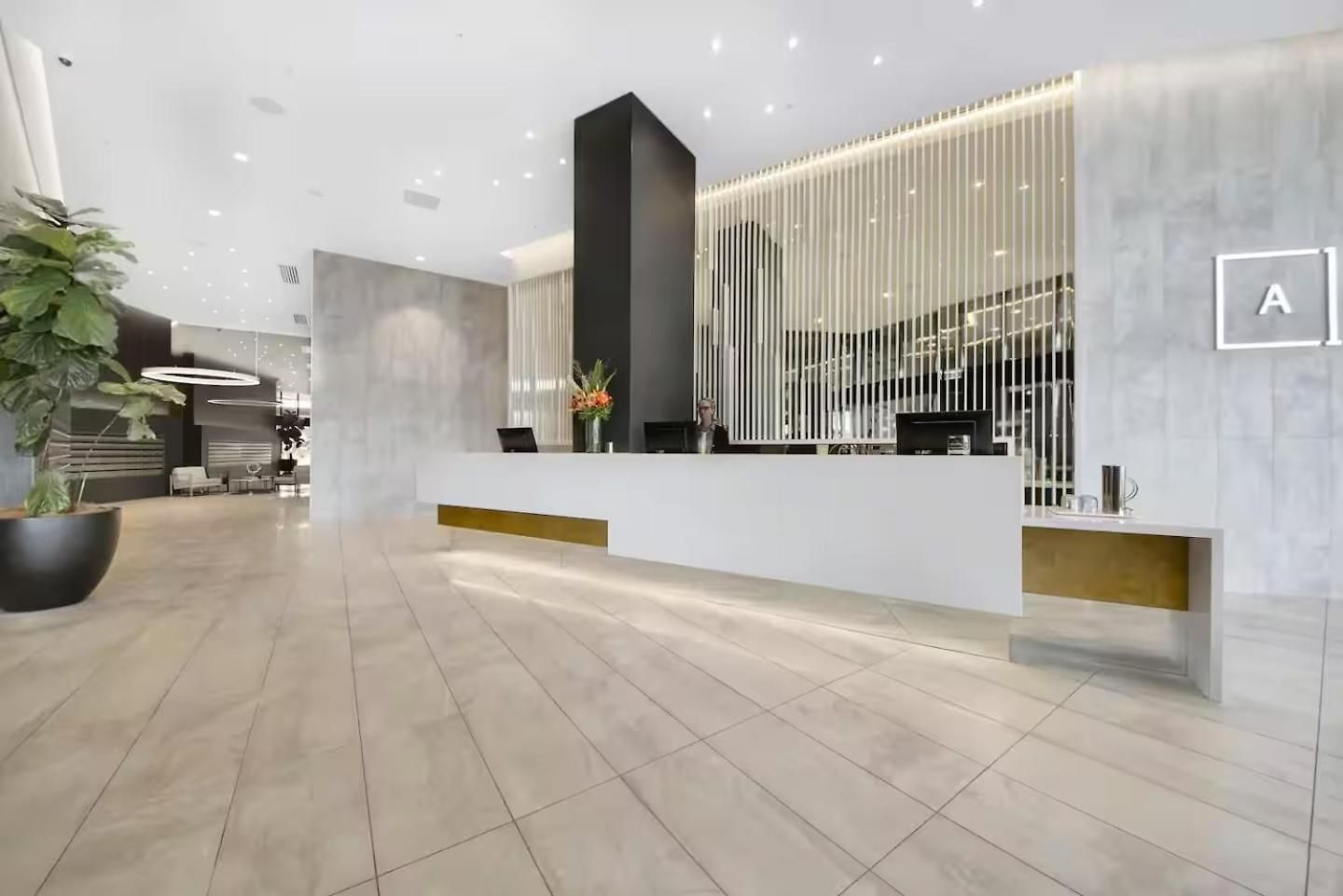 Luxe Portside With River Views, Parking & Study