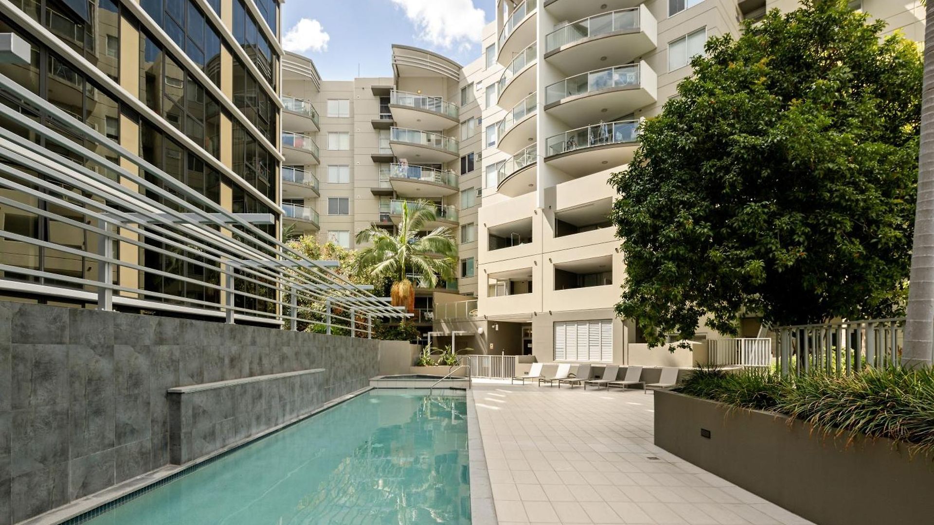 South Bank 2br With Huge Balcony & Pool Apartment *