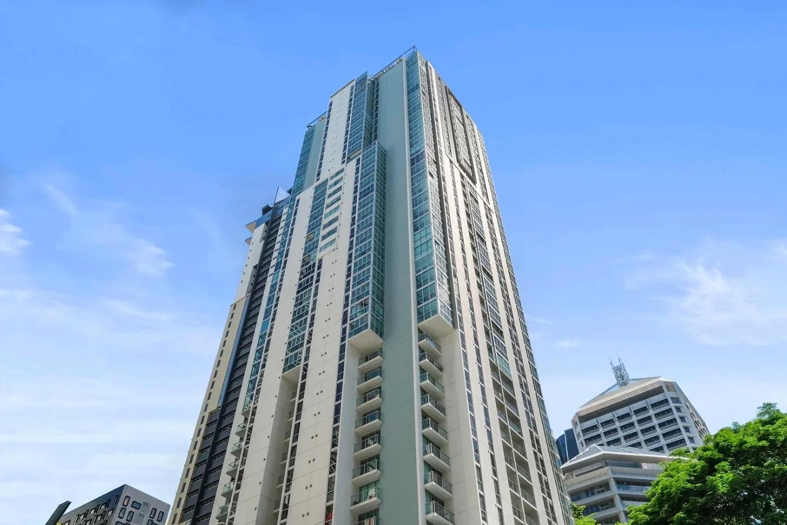 Bright & Cozy 2br With Pool, Gym, Wifi & Parking Apartment *