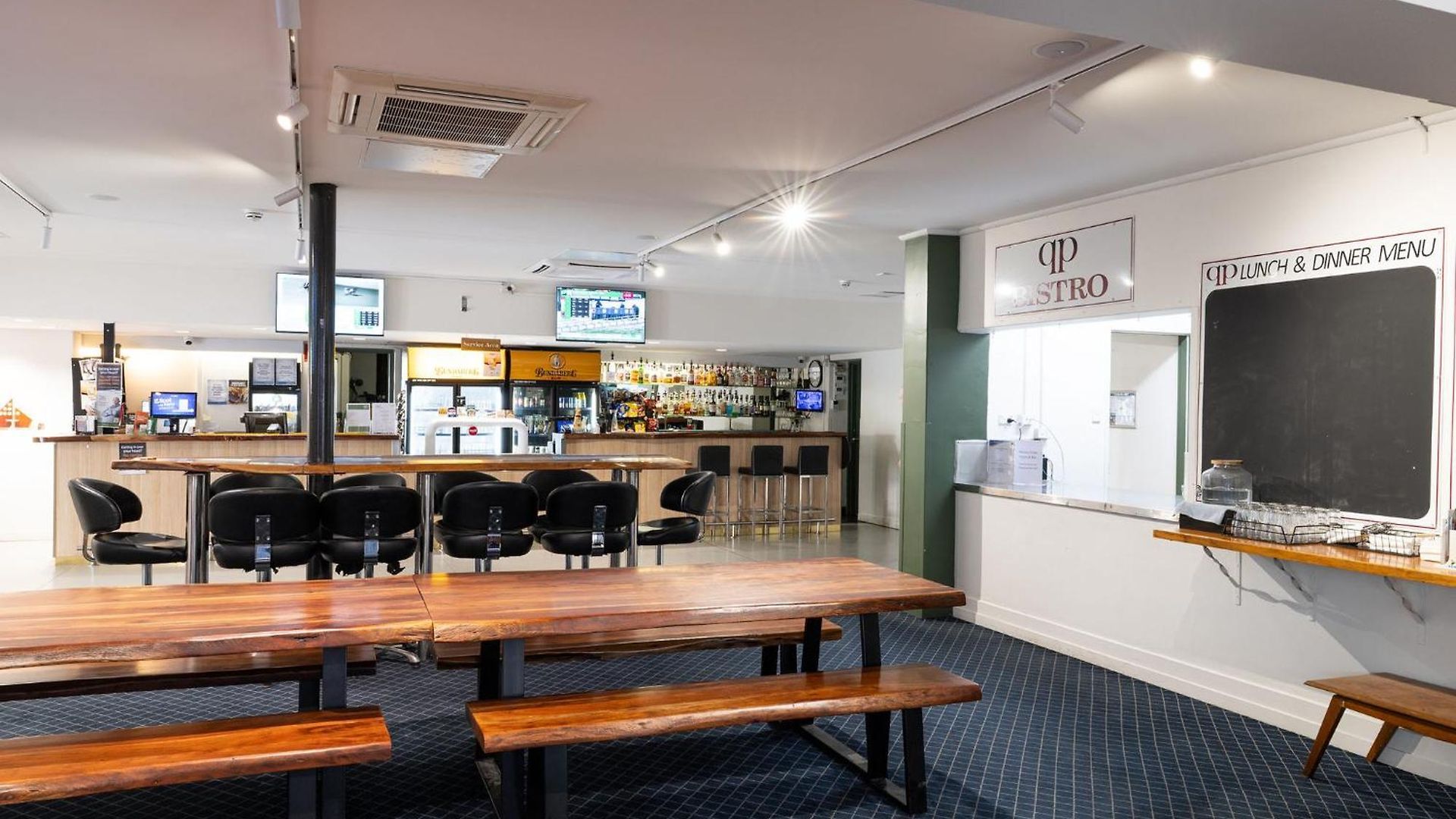 Queensport Hotel Motel 4*
