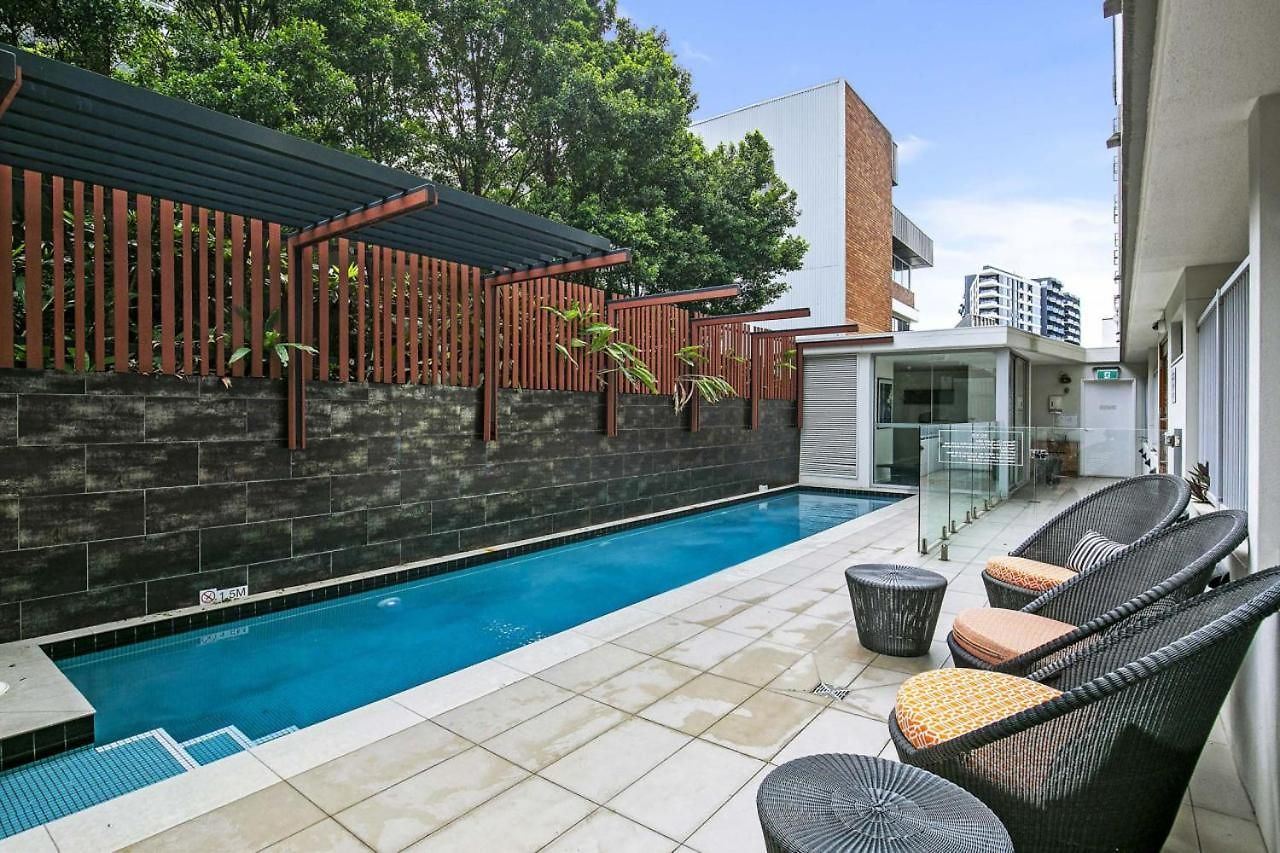 Sunny 1b In Heart Of South Bris By Custom Hosting