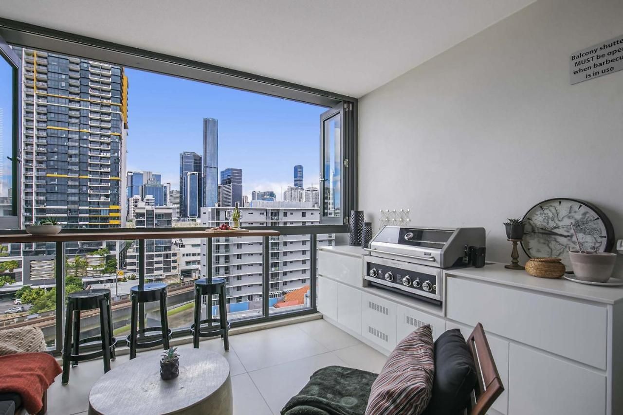 Sunny 1b In Heart Of South Bris By Custom Hosting *