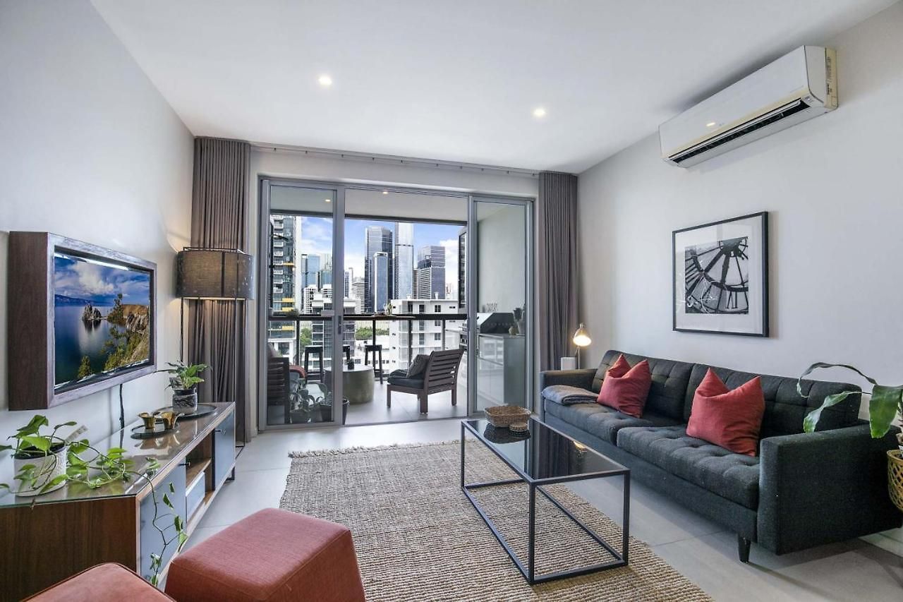 Sunny 1b In Heart Of South Bris By Custom Hosting