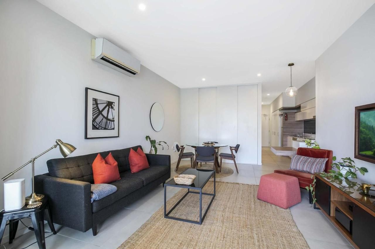 Sunny 1b In Heart Of South Bris By Custom Hosting Apartment *