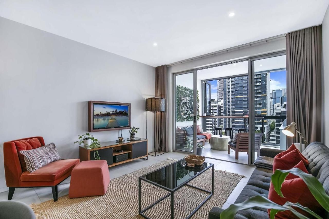 Sunny 1b In Heart Of South Bris By Custom Hosting Apartment *
