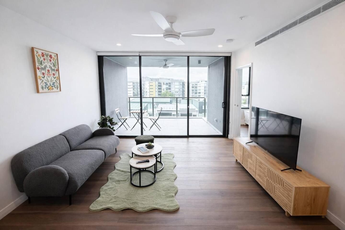2br Sunlit W Balcony And Parking In West End