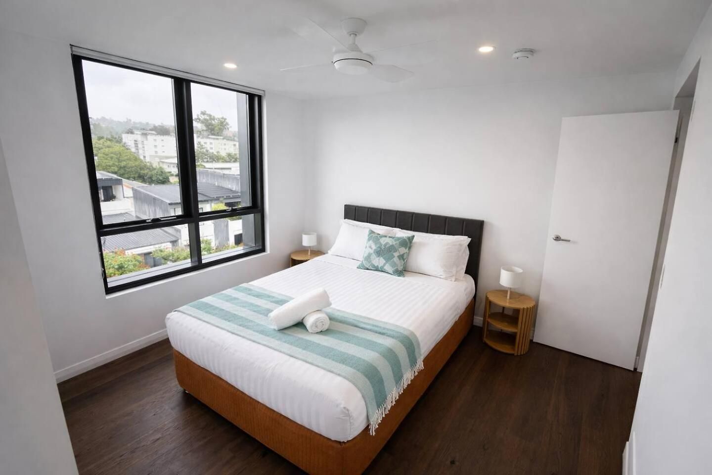 2br Sunlit W Balcony And Parking In West End *