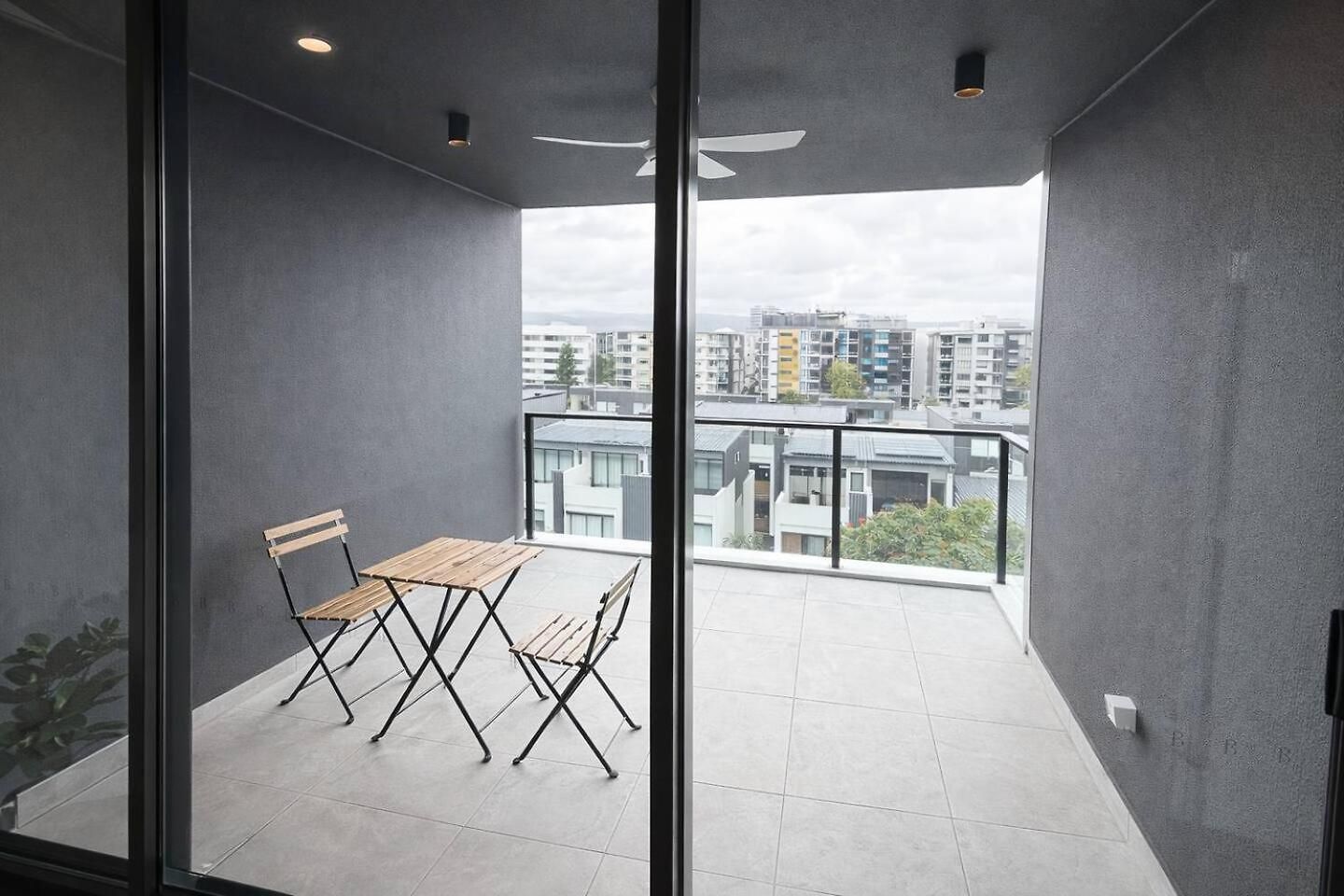2br Sunlit W Balcony And Parking In West End