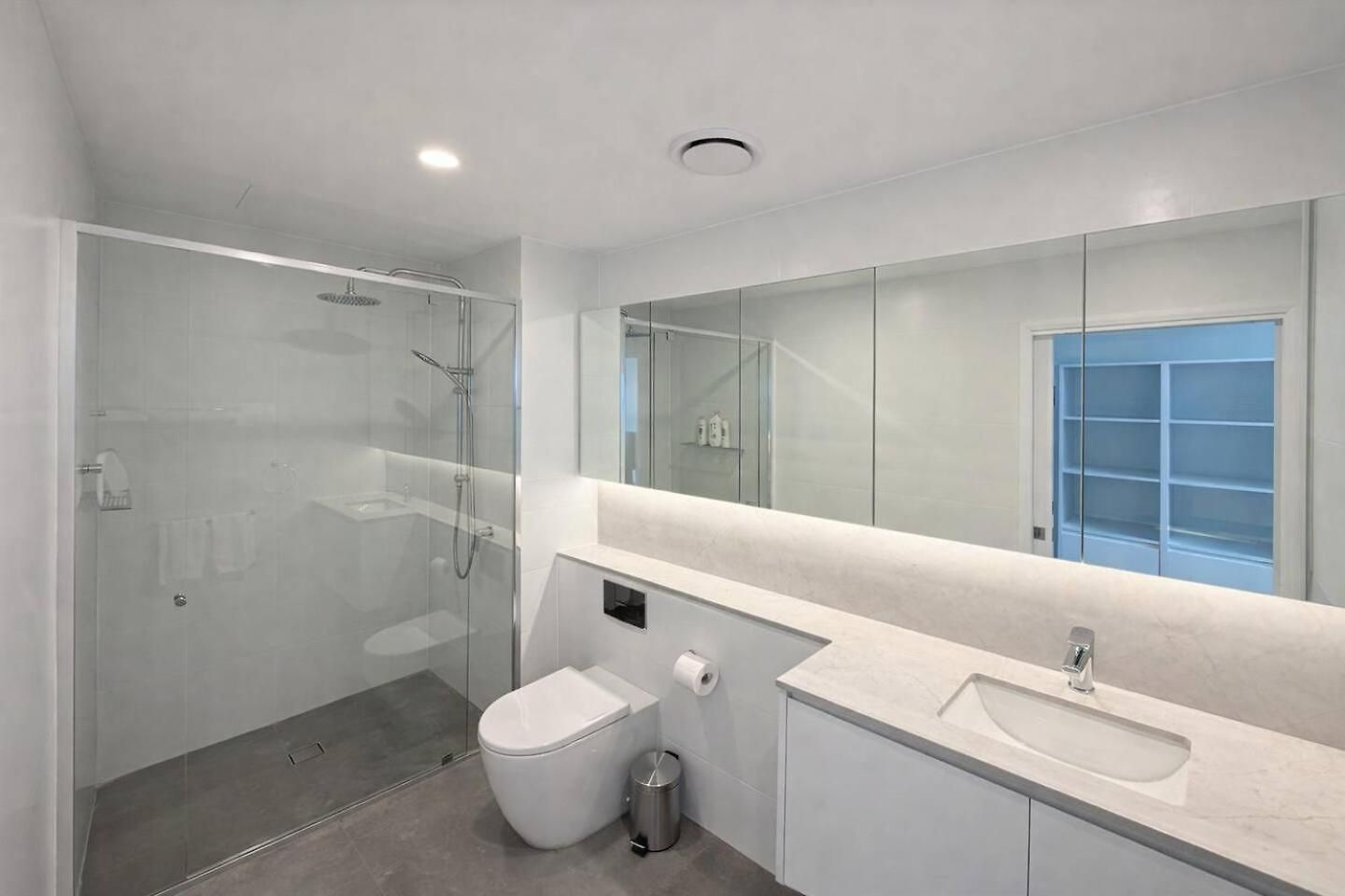 Apartment 2br Sunlit W Balcony And Parking In West End