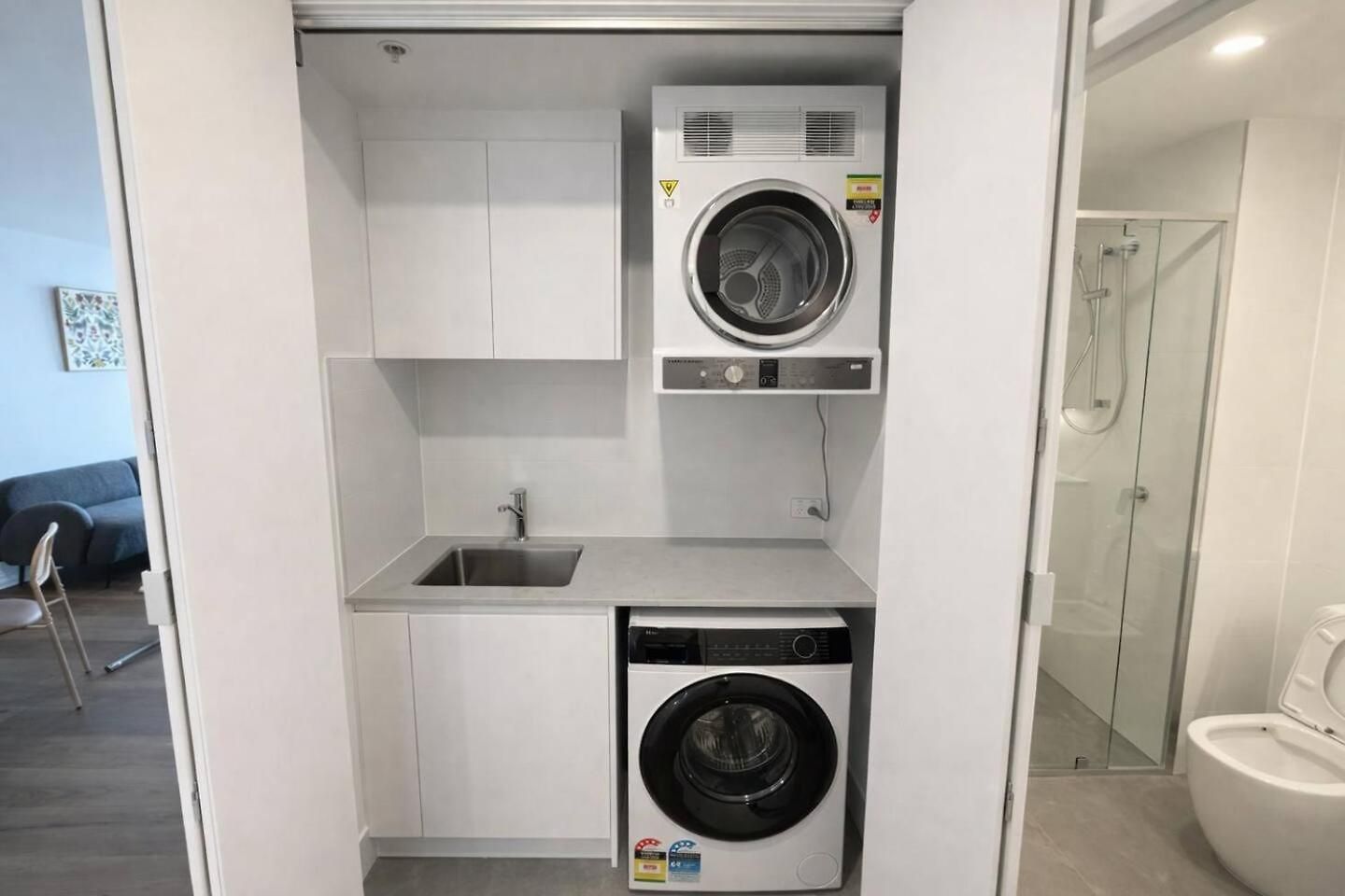 2br Sunlit W Balcony And Parking In West End *