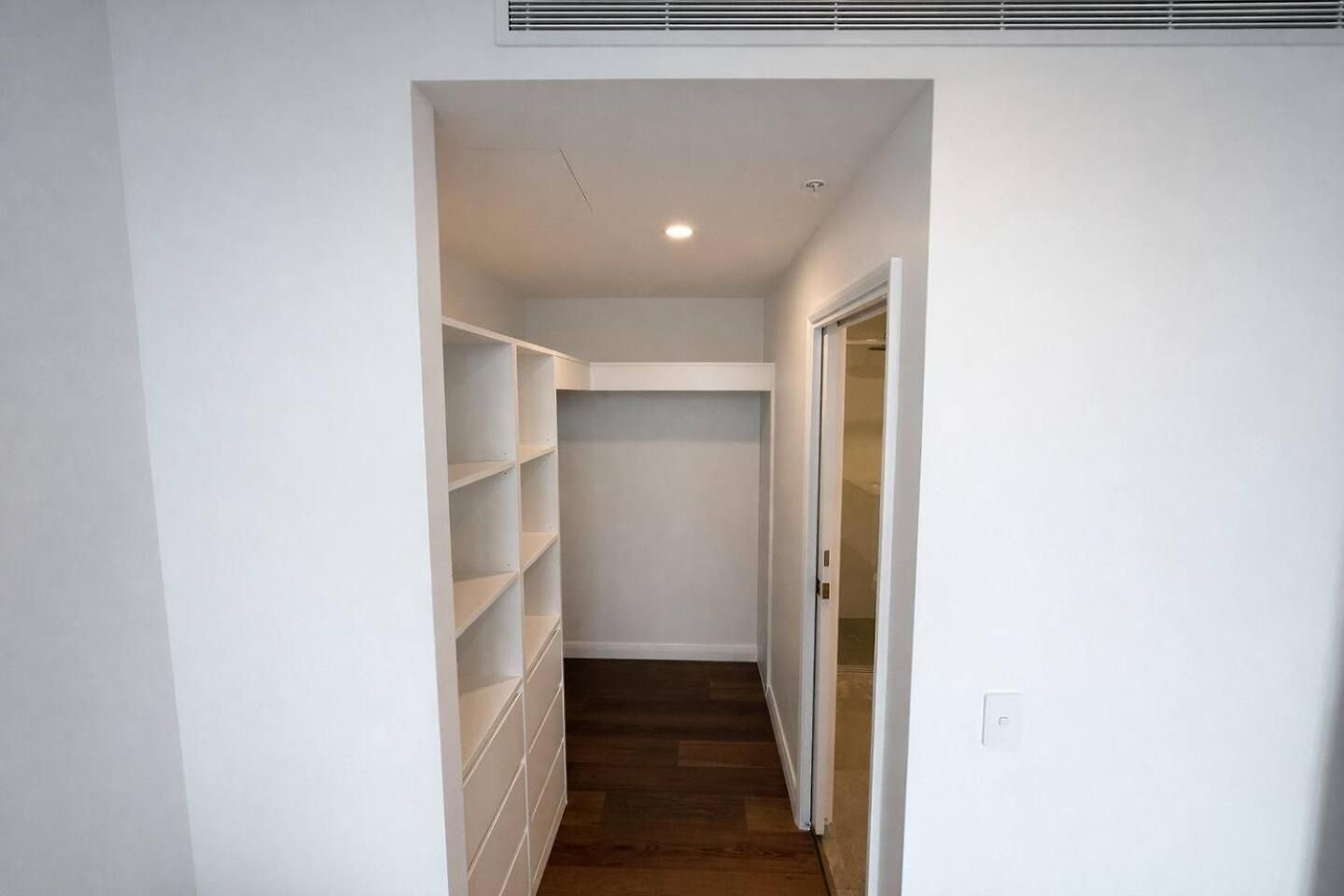 2br Sunlit W Balcony And Parking In West End Apartment *
