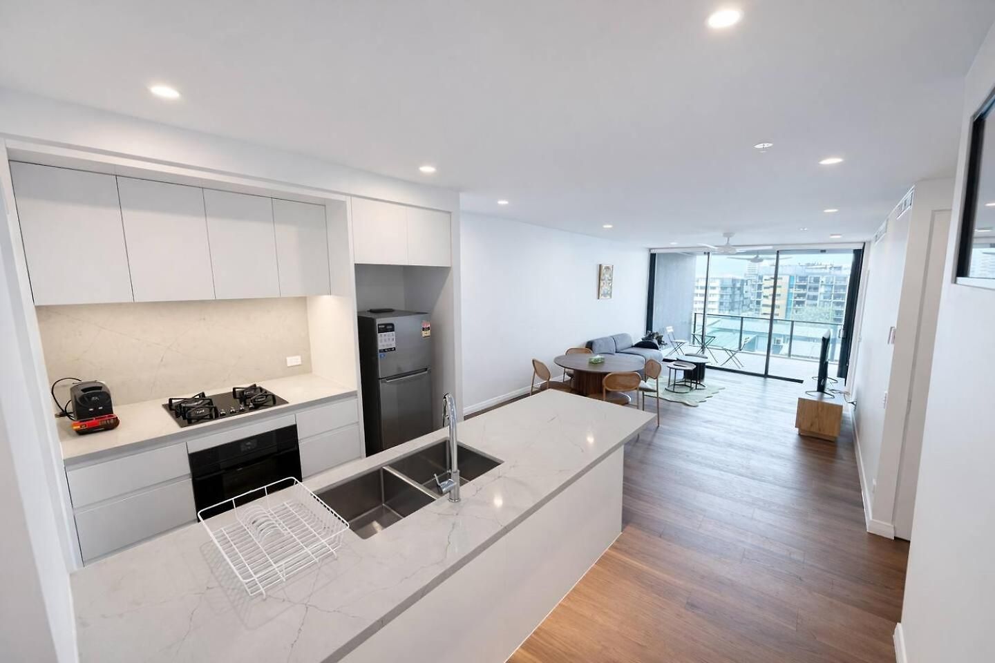 2br Sunlit W Balcony And Parking In West End Apartment