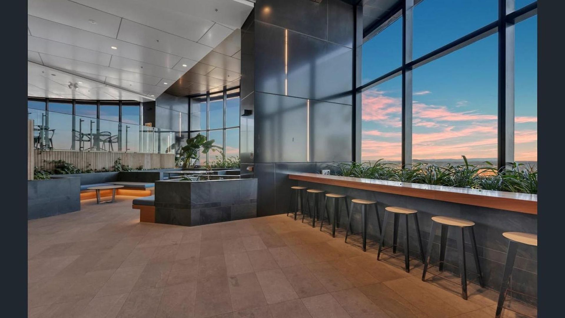 Brisbane's Highest Rated 3 Bedroom Luxury Above The 61st Floor- Incredible Views In Skytower, Brisbane's Tallest Building -complimentary Wifi, Drinks, Snacks & Streaming Access
