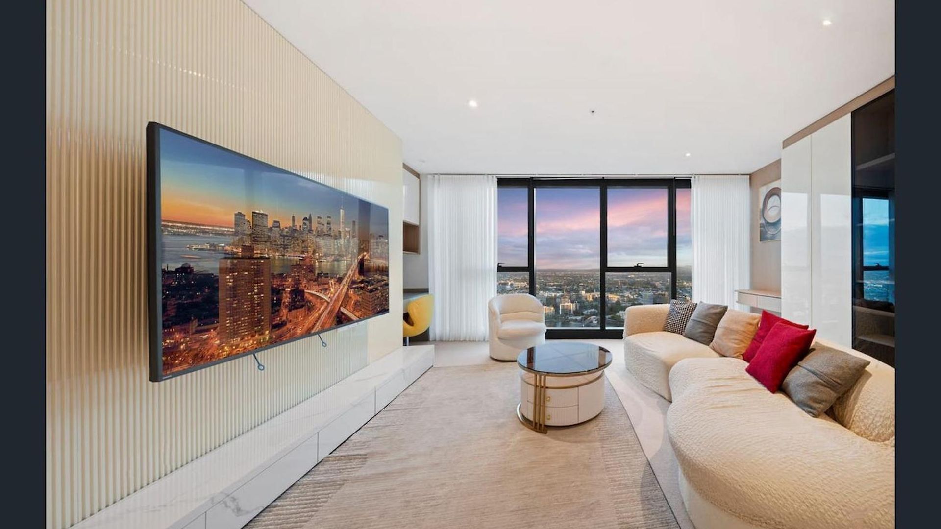 Apartment Brisbane's Highest Rated 3 Bedroom Luxury Above The 61st Floor- Incredible Views In Skytower, Brisbane's Tallest Building -complimentary Wifi, Drinks, Snacks & Streaming Access