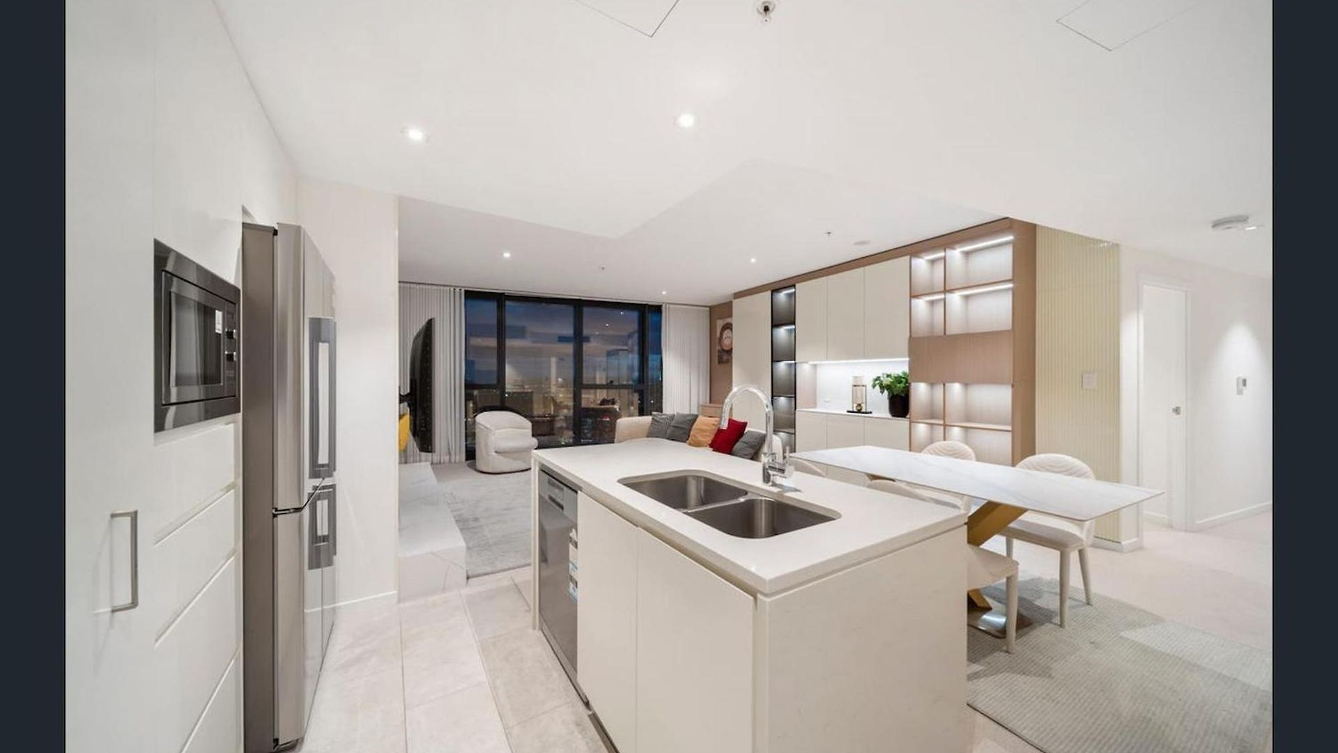 Brisbane's Highest Rated 3 Bedroom Luxury Above The 61st Floor- Incredible Views In Skytower, Brisbane's Tallest Building -complimentary Wifi, Drinks, Snacks & Streaming Access Apartment *