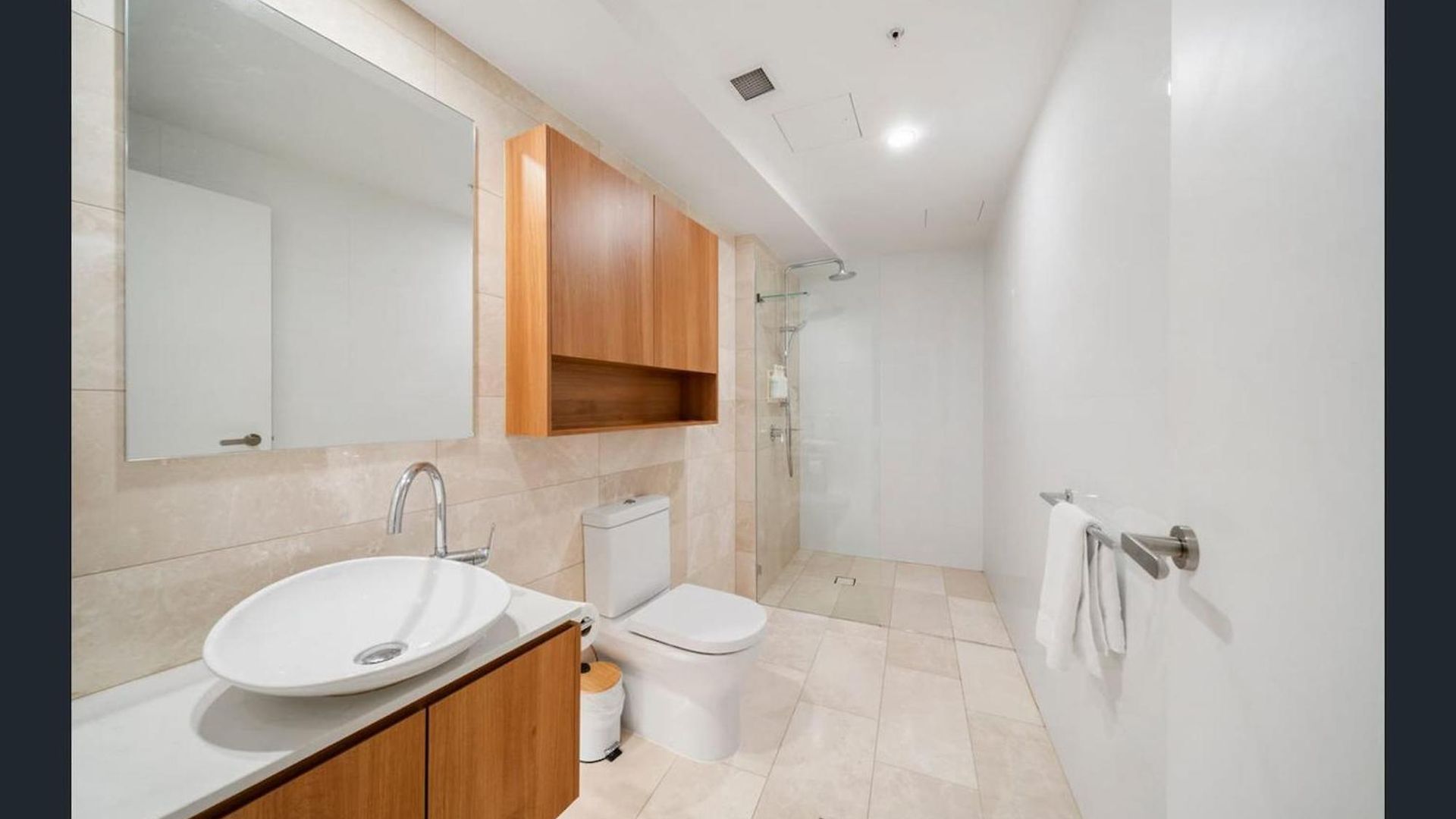 Apartment Brisbane's Highest Rated 3 Bedroom Luxury Above The 61st Floor- Incredible Views In Skytower, Brisbane's Tallest Building -complimentary Wifi, Drinks, Snacks & Streaming Access Brisbane