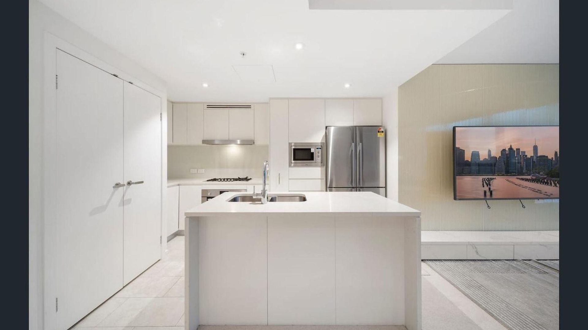 Brisbane's Highest Rated 3 Bedroom Luxury Above The 61st Floor- Incredible Views In Skytower, Brisbane's Tallest Building -complimentary Wifi, Drinks, Snacks & Streaming Access