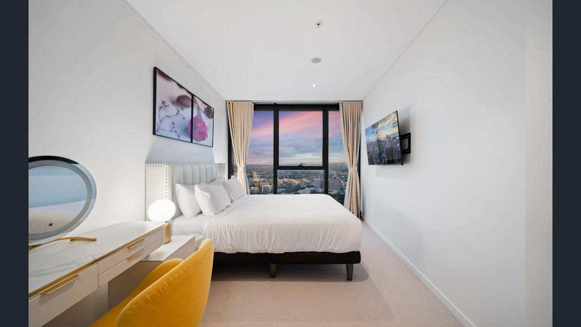 Brisbane's Highest Rated 3 Bedroom Luxury Above The 61st Floor- Incredible Views In Skytower, Brisbane's Tallest Building -complimentary Wifi, Drinks, Snacks & Streaming Access Apartment