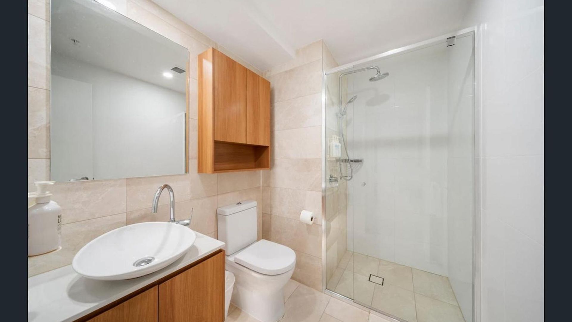 Brisbane's Highest Rated 3 Bedroom Luxury Above The 61st Floor- Incredible Views In Skytower, Brisbane's Tallest Building -complimentary Wifi, Drinks, Snacks & Streaming Access Apartment Brisbane