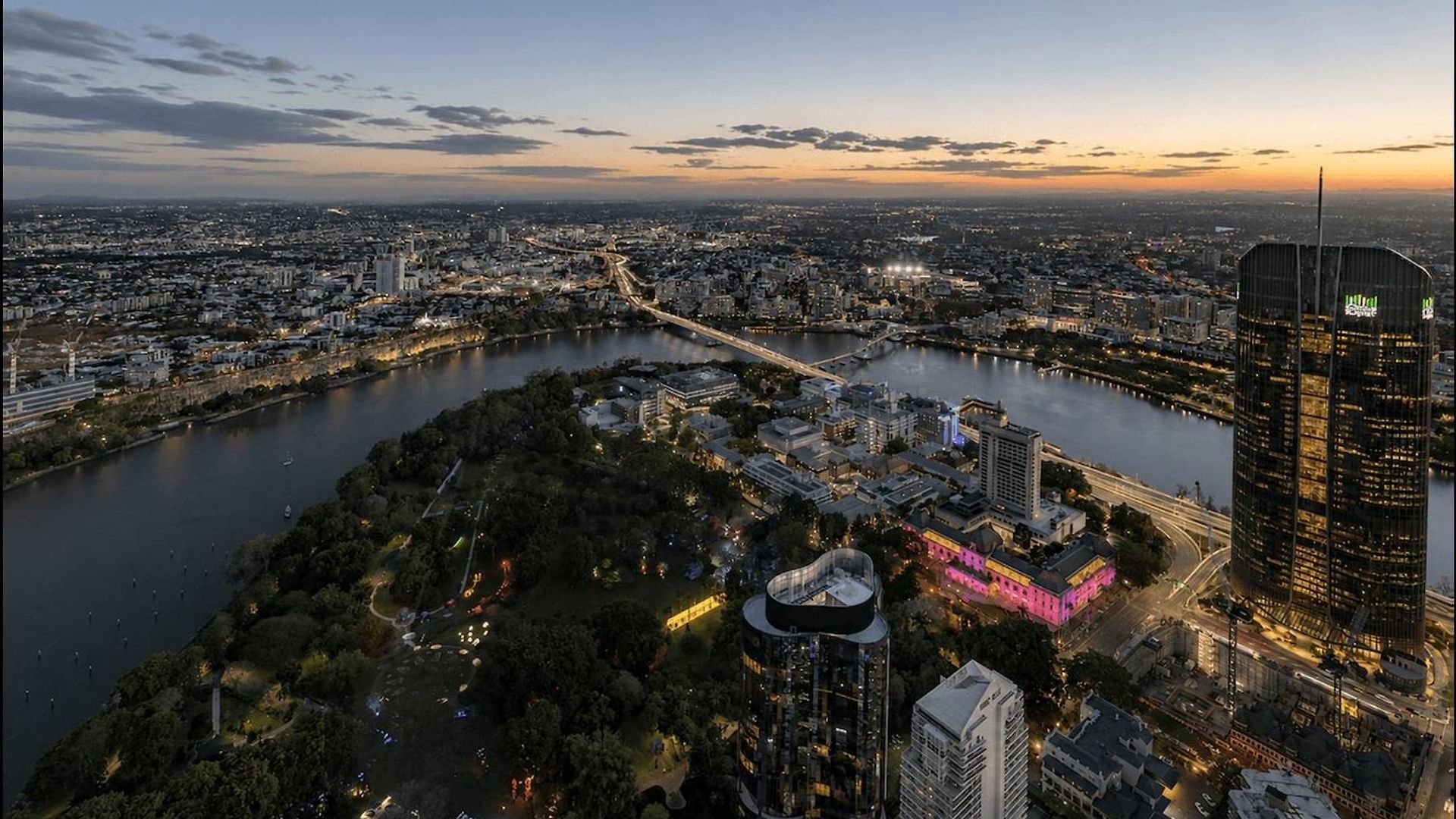 Brisbane's Highest Rated 3 Bedroom Luxury Above The 61st Floor- Incredible Views In Skytower, Brisbane's Tallest Building -complimentary Wifi, Drinks, Snacks & Streaming Access Apartment