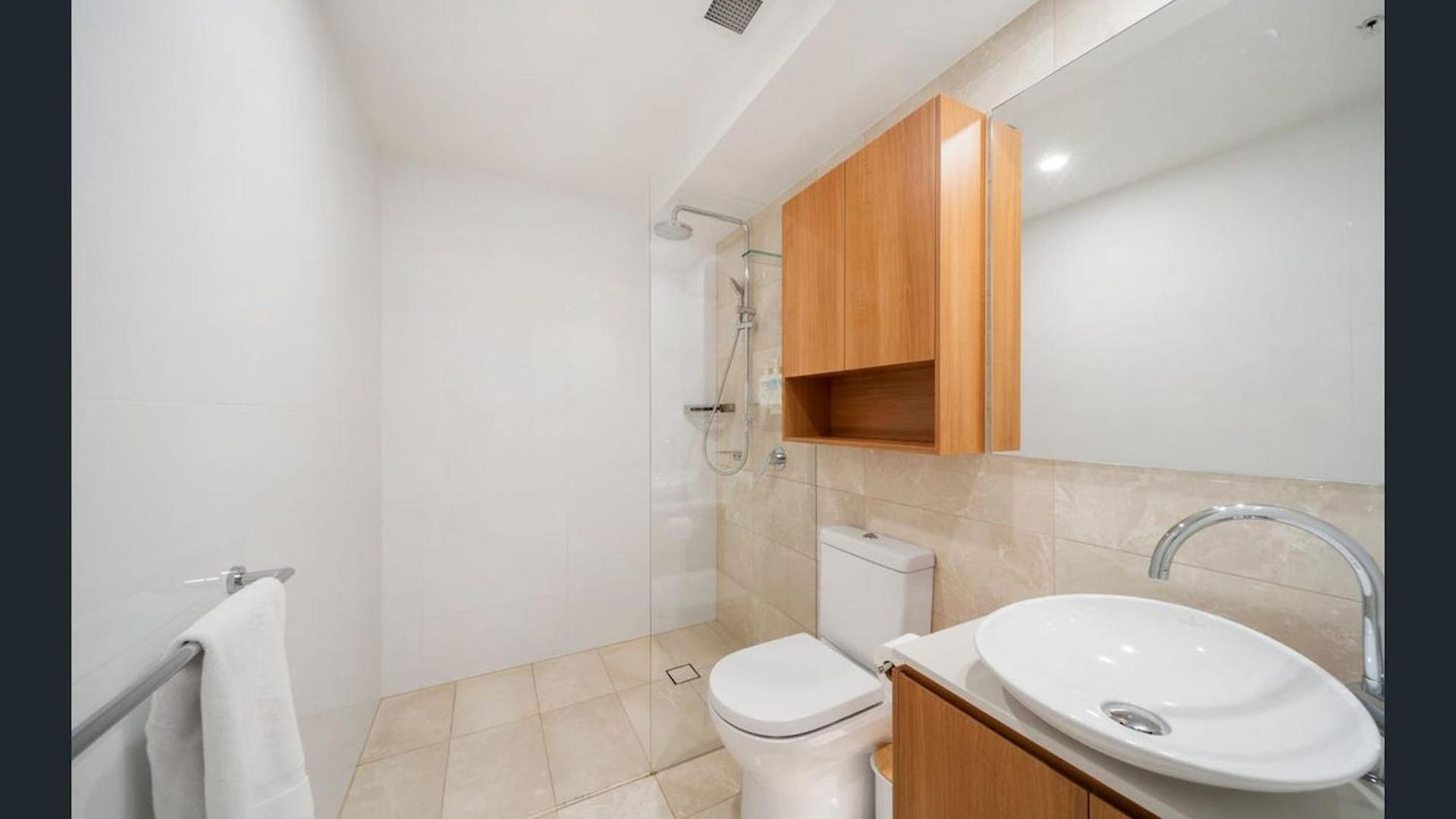 Apartment Brisbane's Highest Rated 3 Bedroom Luxury Above The 61st Floor- Incredible Views In Skytower, Brisbane's Tallest Building -complimentary Wifi, Drinks, Snacks & Streaming Access
