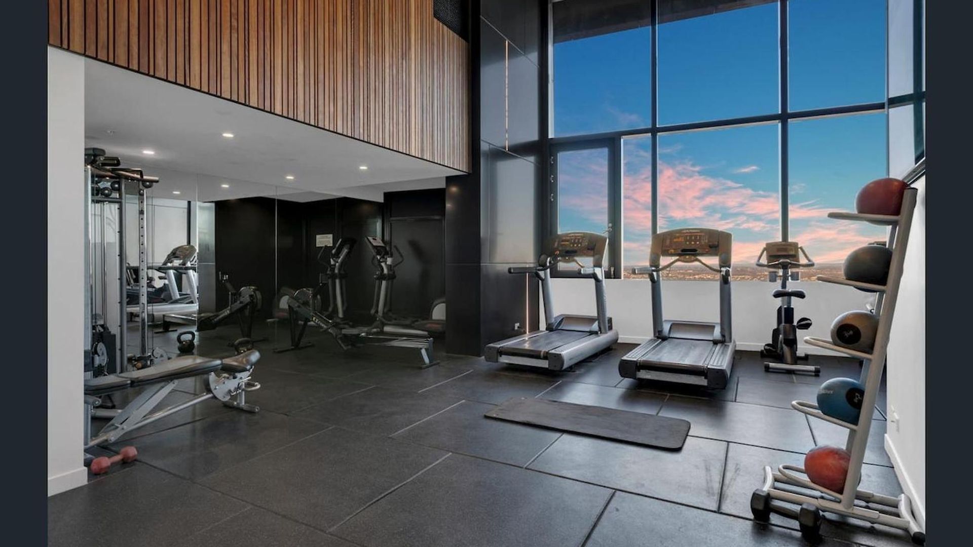Apartment Brisbane's Highest Rated 3 Bedroom Luxury Above The 61st Floor- Incredible Views In Skytower, Brisbane's Tallest Building -complimentary Wifi, Drinks, Snacks & Streaming Access *