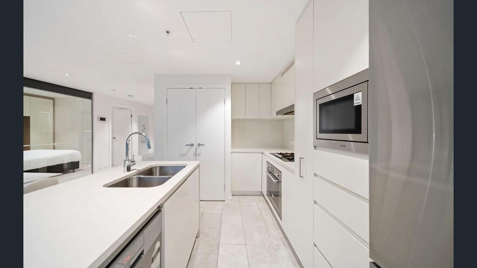 Brisbane's Highest Rated 3 Bedroom Luxury Above The 61st Floor- Incredible Views In Skytower, Brisbane's Tallest Building -complimentary Wifi, Drinks, Snacks & Streaming Access Apartment *