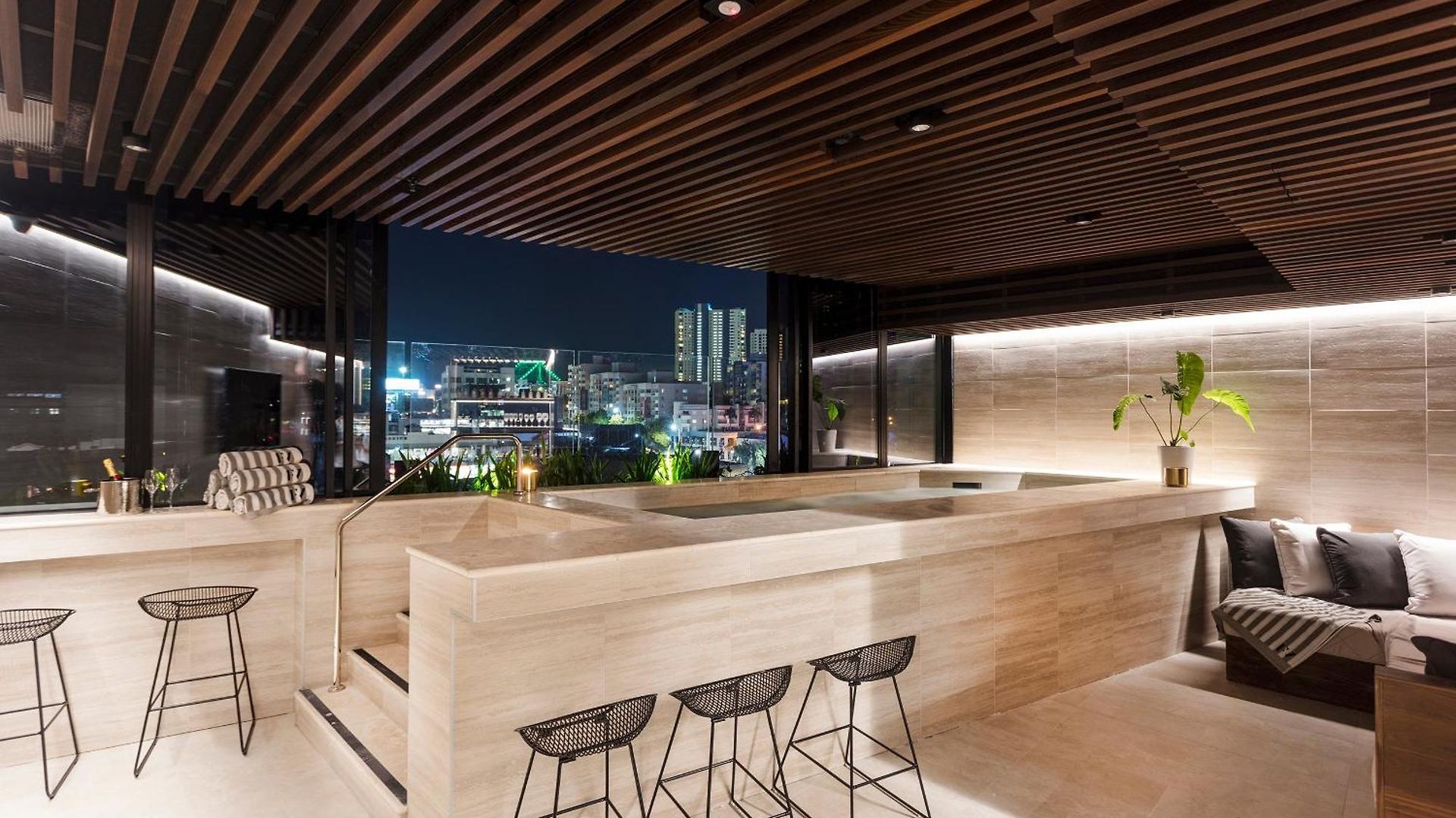 Horizon By Courtney Rogers - 2 Bedroom With Skyline Views, Parking, Heated Infinity Pool, Fitness Centre *
