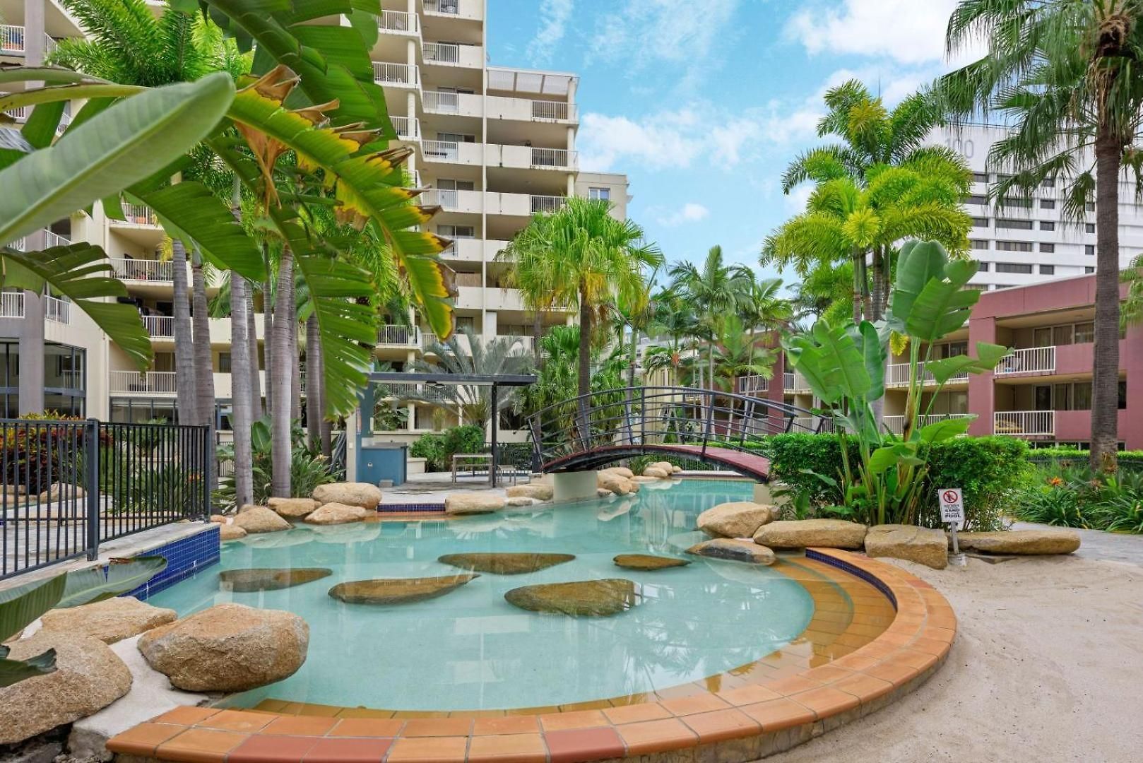 Style 2br With Views, Balcony & Car Park Apartment *