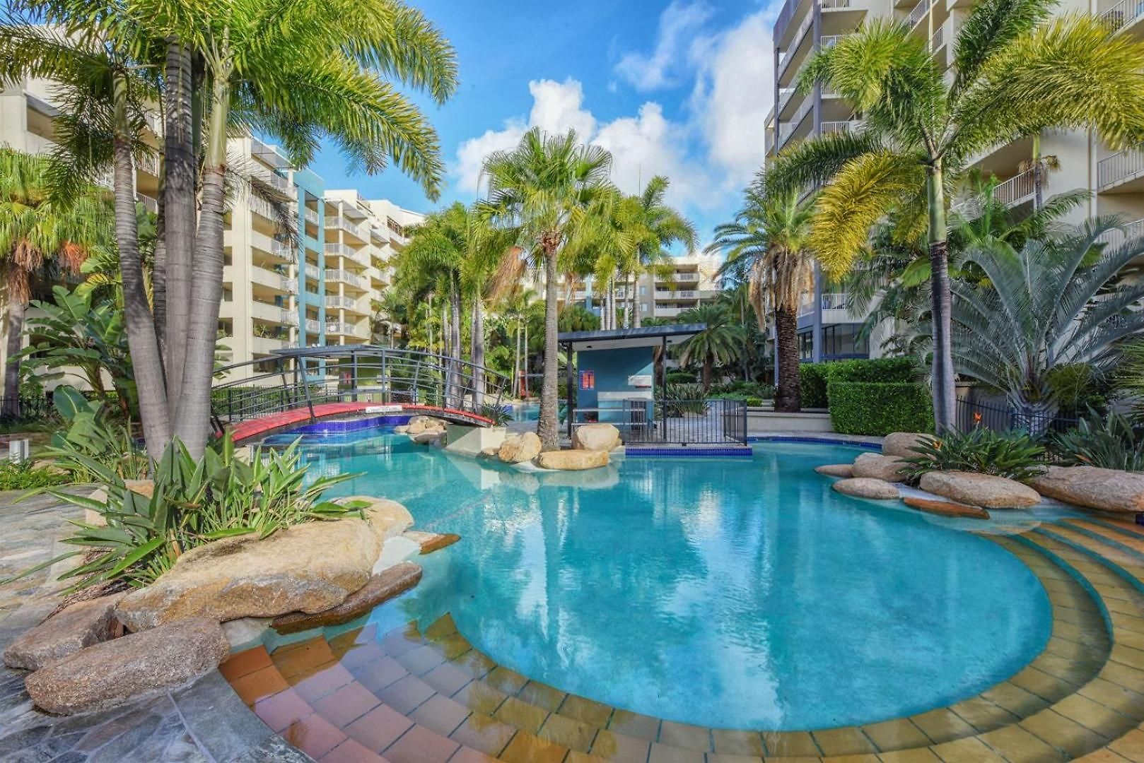 Style 2br With Views, Balcony & Car Park *