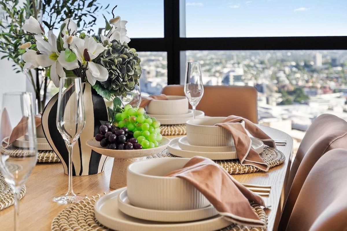 Ryeva With Free Parking, Pool, Sauna, Gym & River Views Brisbane