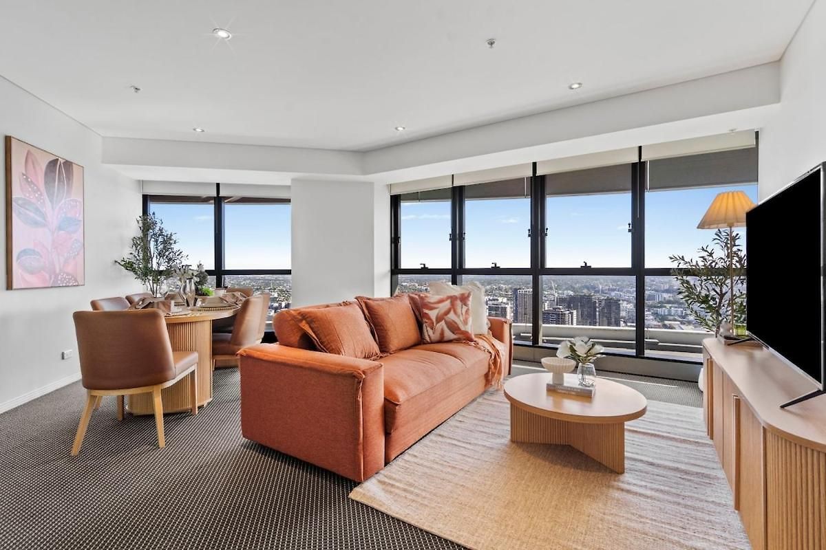 Ryeva With Free Parking, Pool, Sauna, Gym & River Views Apartment
