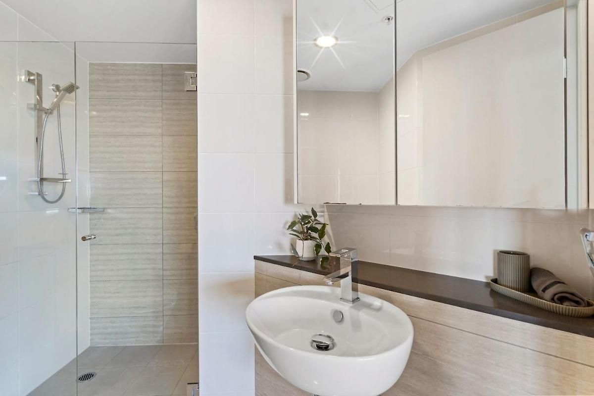 Ryeva With Free Parking, Pool, Sauna, Gym & River Views Apartment