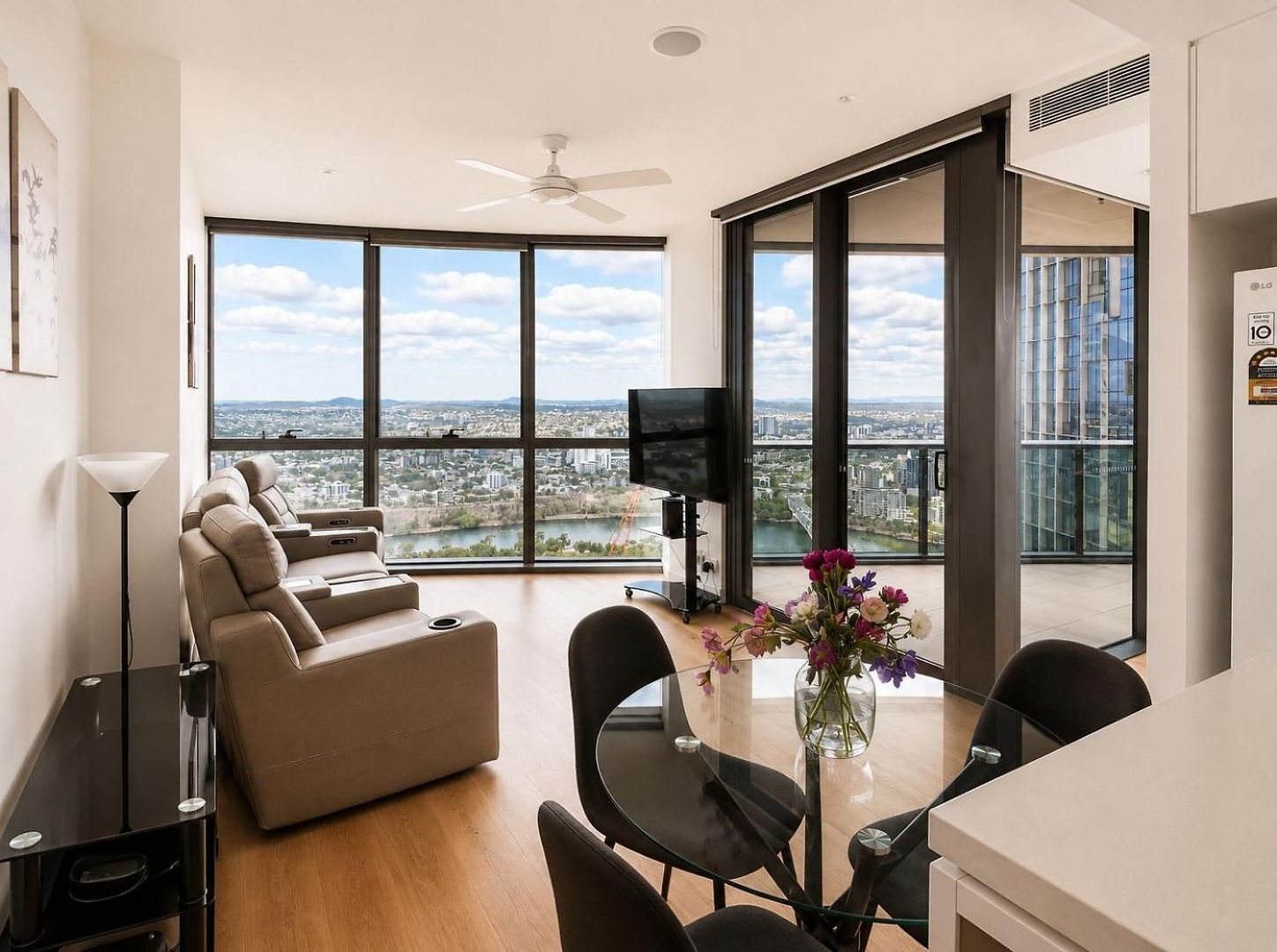 Queens Wharf Floor, 2 Bedrooms, 1 Parking Apartment *