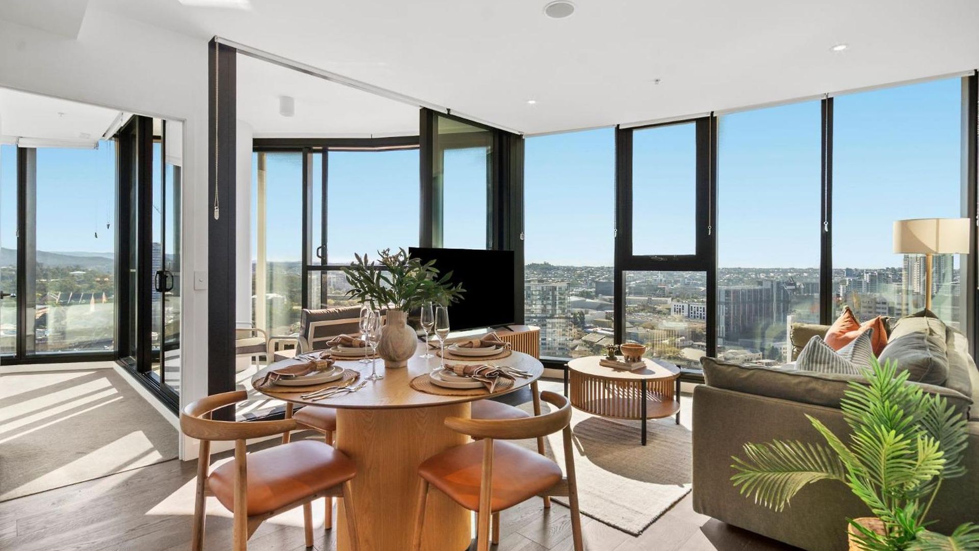 Apartment Rooftop Infinity Pool Heated Pool, Gym, Free Parking & *