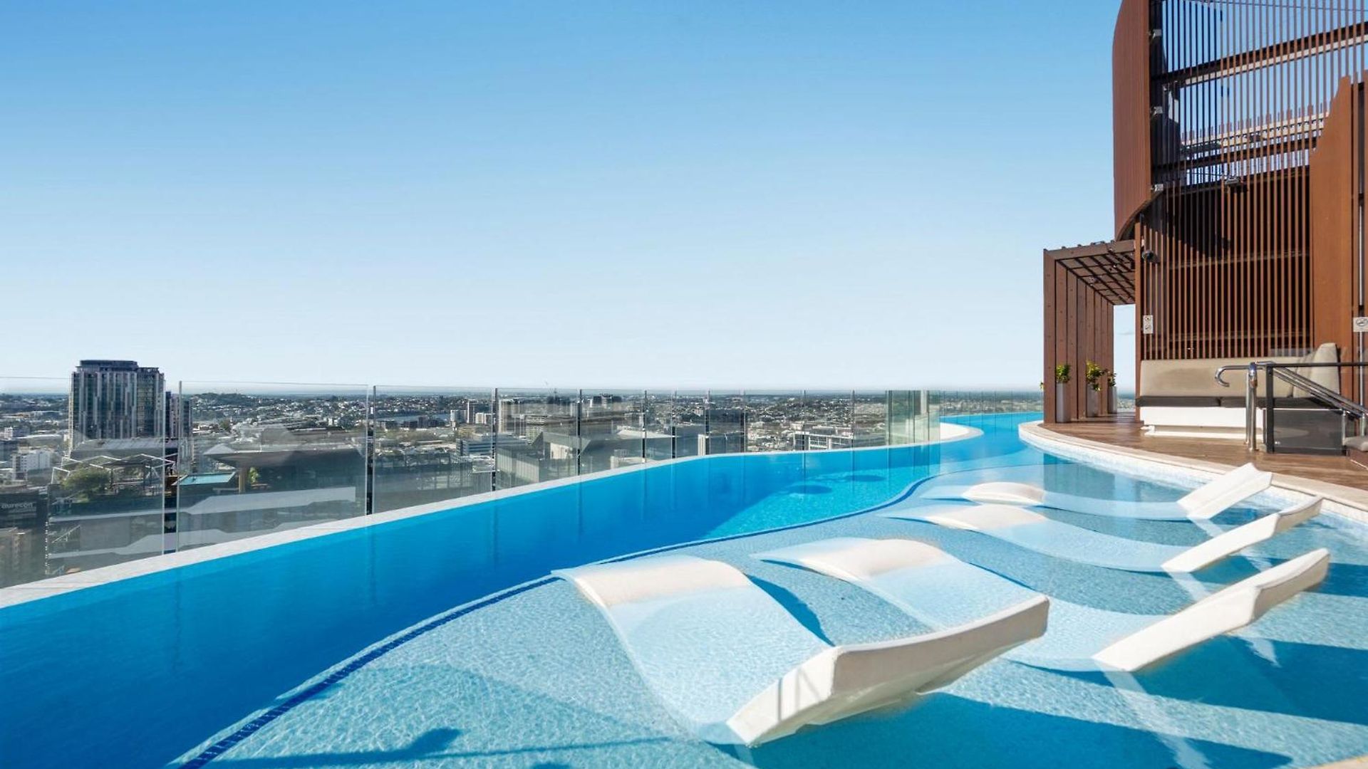 Apartment Rooftop Infinity Pool Heated Pool, Gym, Free Parking & *
