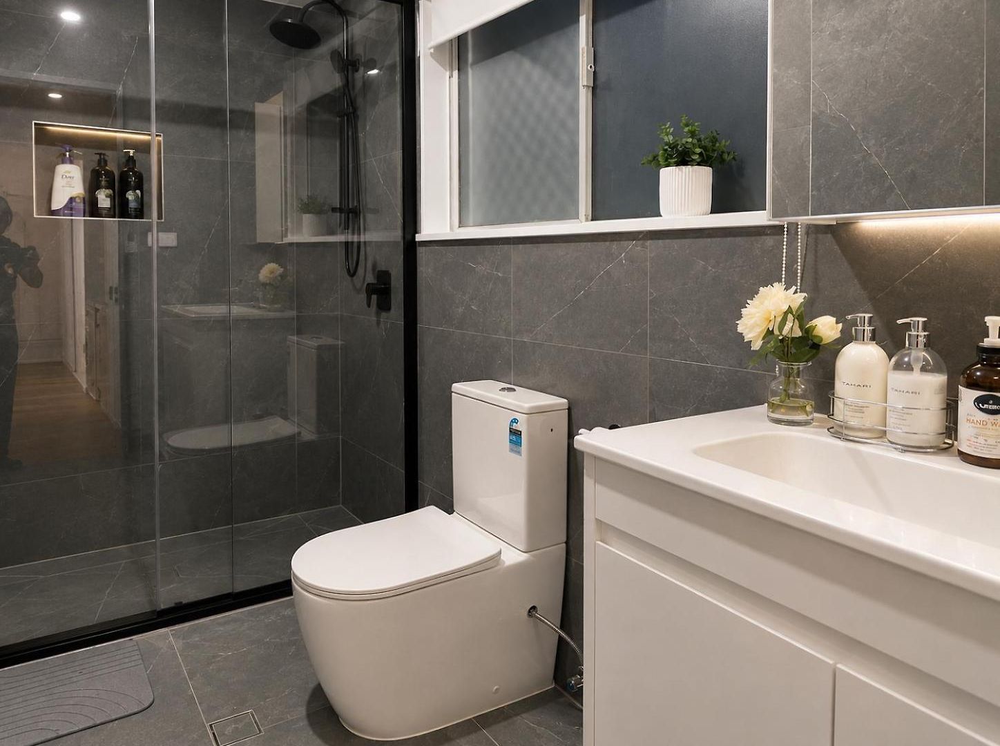 Modern Holland Park Unit With Easy Access Apartment *