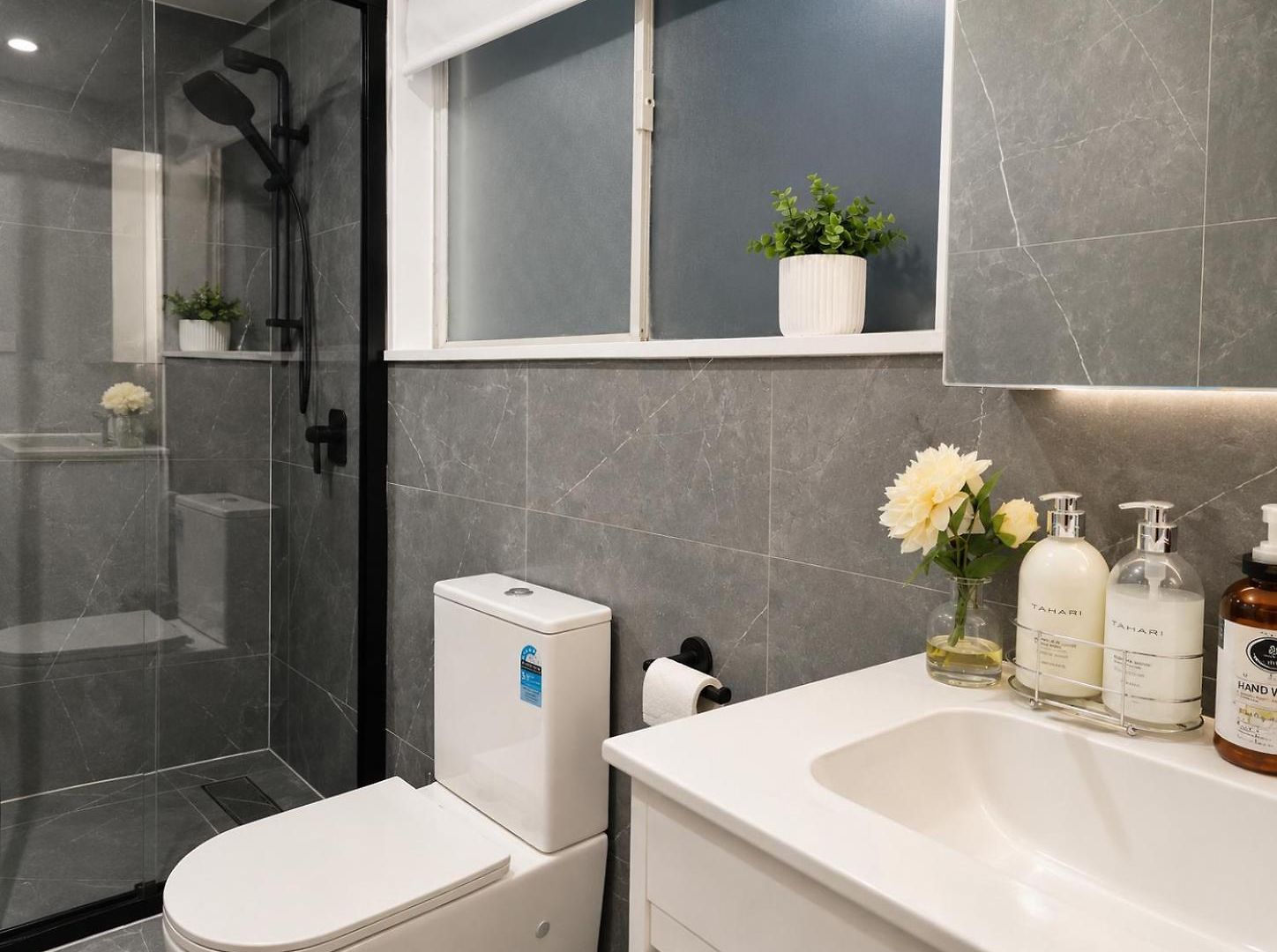 Modern Holland Park Unit With Easy Access *