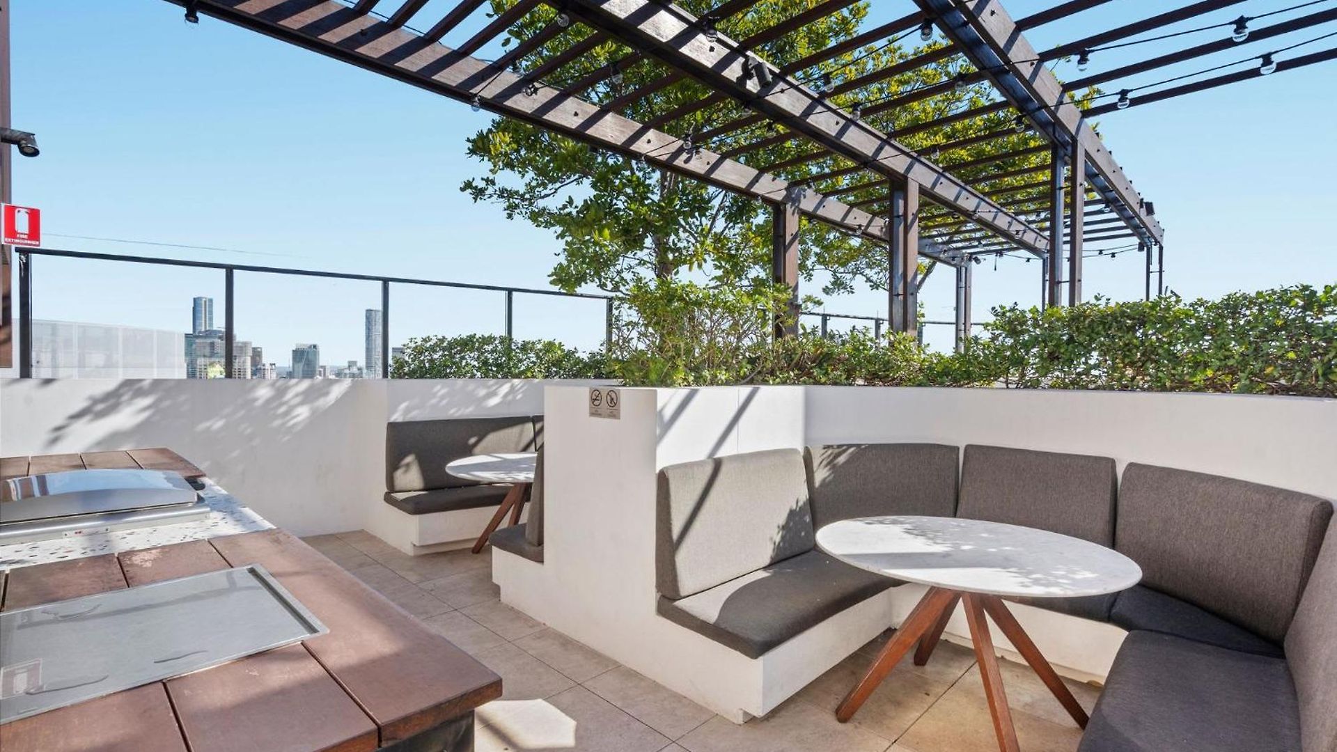 Rooftop Infinity Pool Heated Pool, Gym, Free Parking & Apartment *