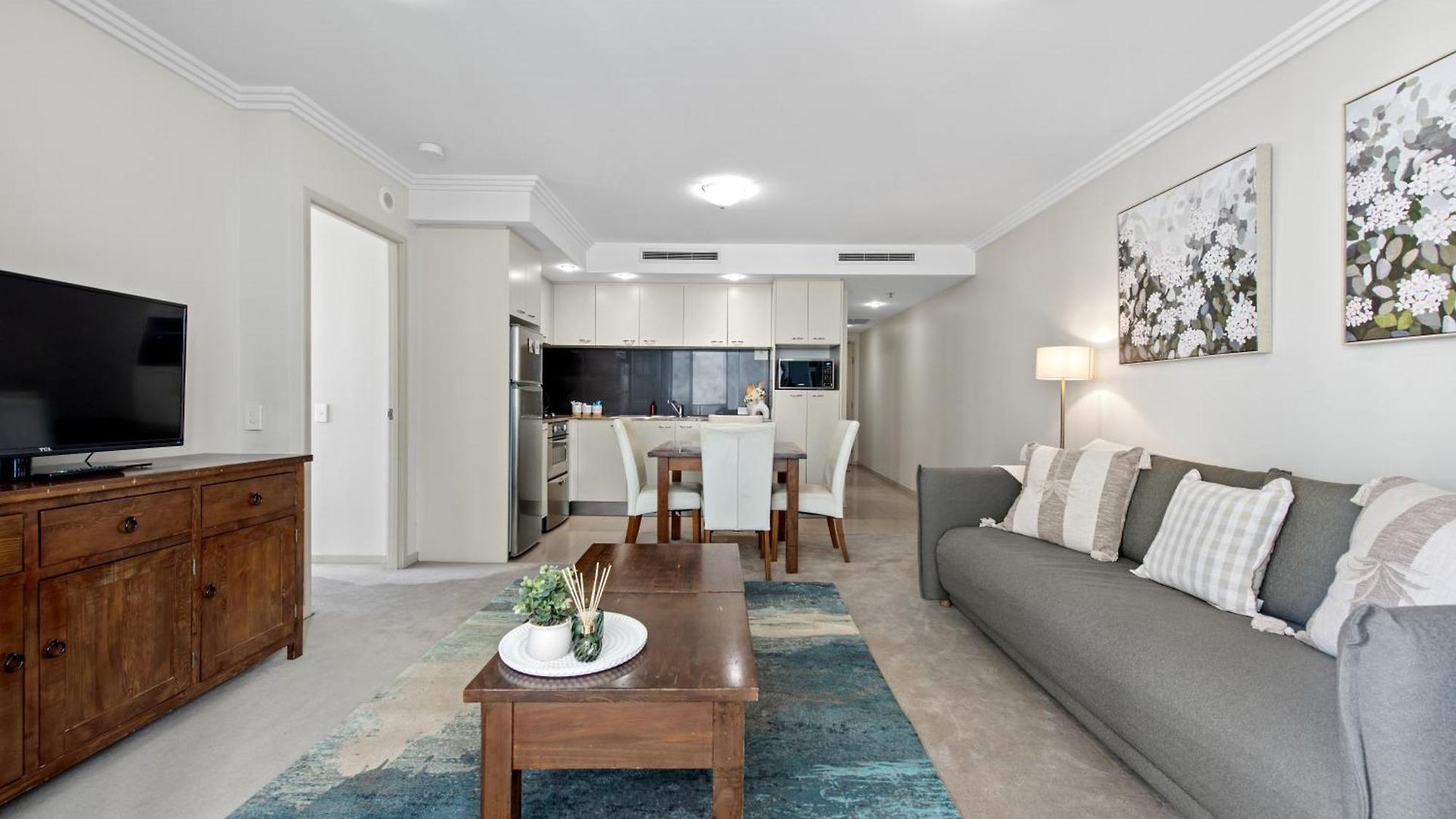Stylish Cbd With Pool, Sauna, Gym & Bathtub Apartment