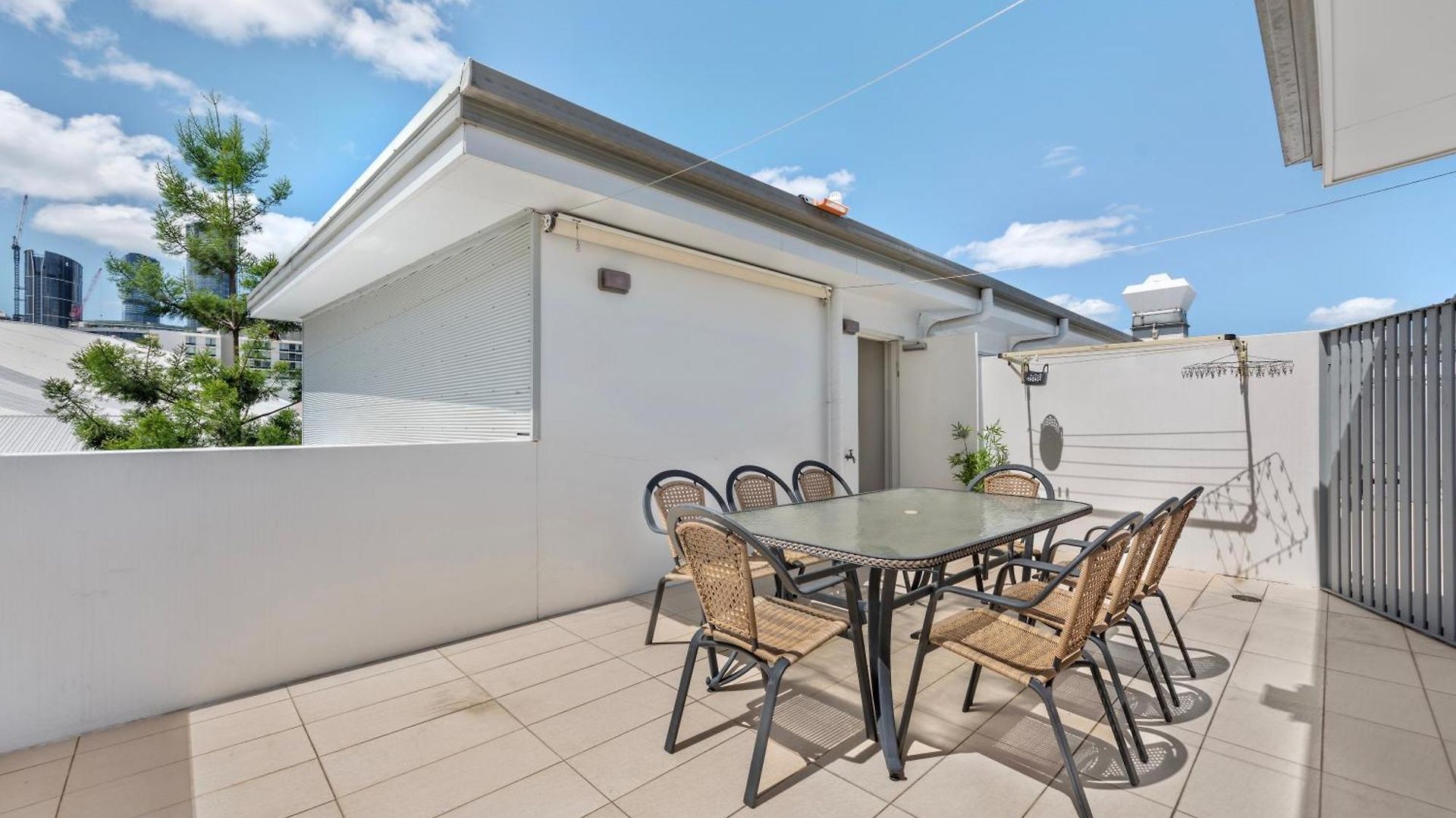 Two-level 3br With Rooftop Balcony & 2 Car Parks Apartment Brisbane