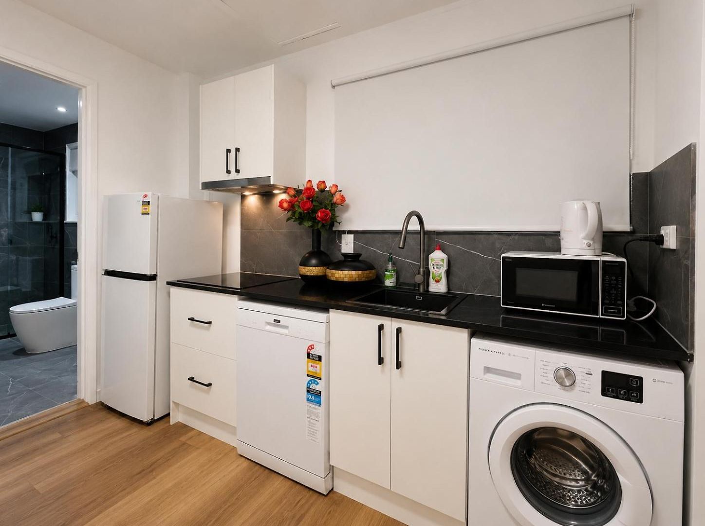 Modern Holland Park Unit With Easy Access Apartment Brisbane