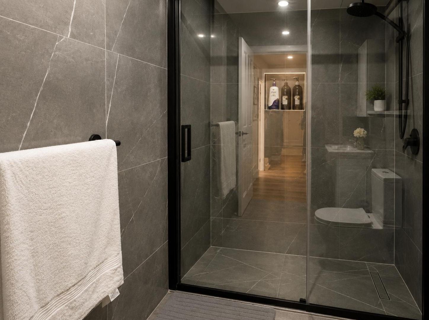 Modern Holland Park Unit With Easy Access