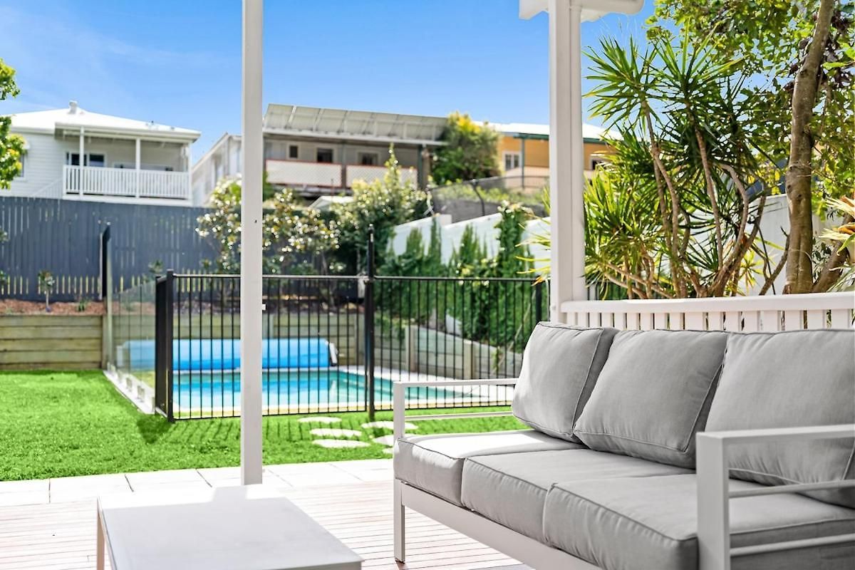 Restored Queenslander Cottage-private Pool&garden Brisbane